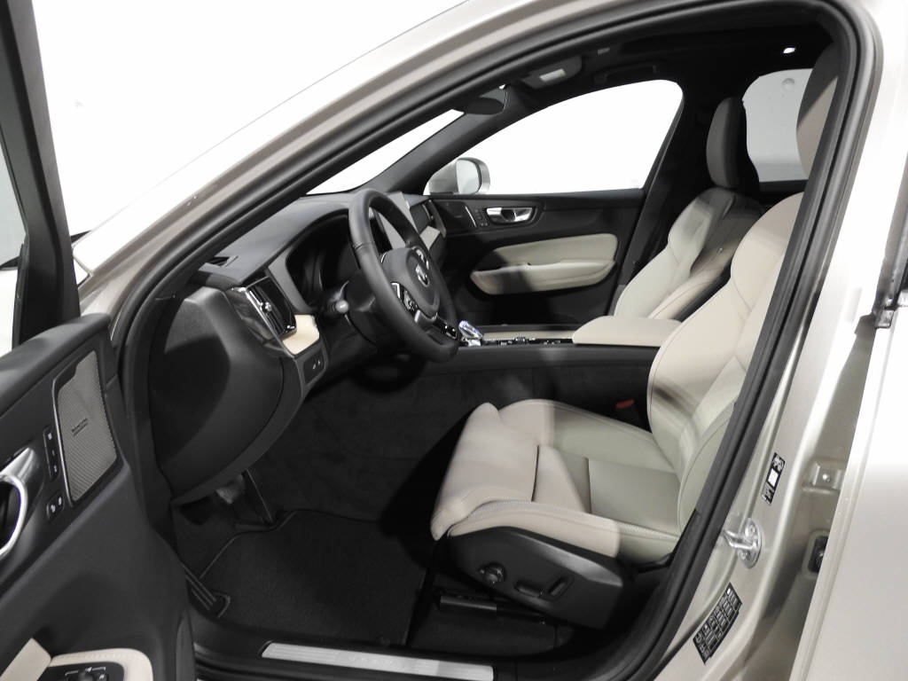 VOLVO XC60 2.0 T6 TE Ultra Bright eAWD-image-10