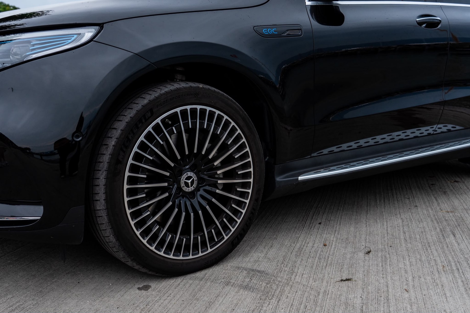 MERCEDES-BENZ EQC 400 4Matic EQ Star-image-3