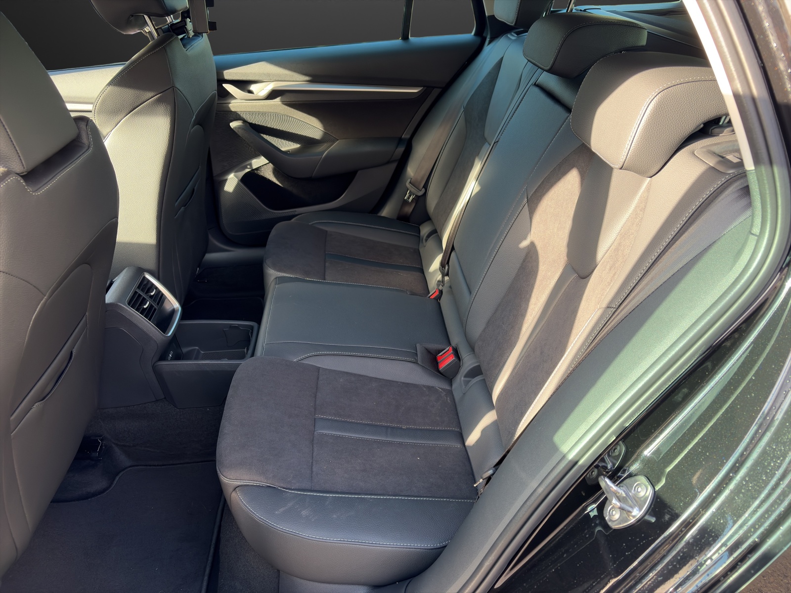 SKODA Octavia Combi 2.0 TDI DSG Selection-image-8