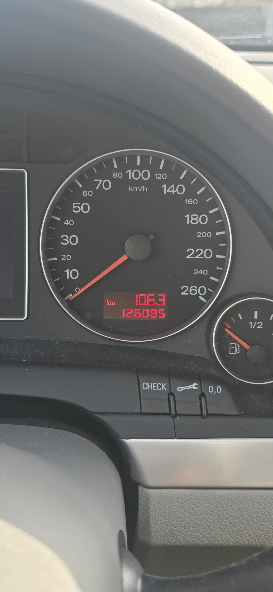 AUDI A4 Avant 2.0 TDI-image-6