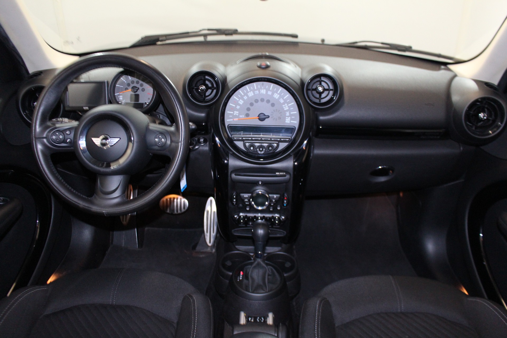 MINI Countryman R60 1.6i Cooper ALL4-image-12