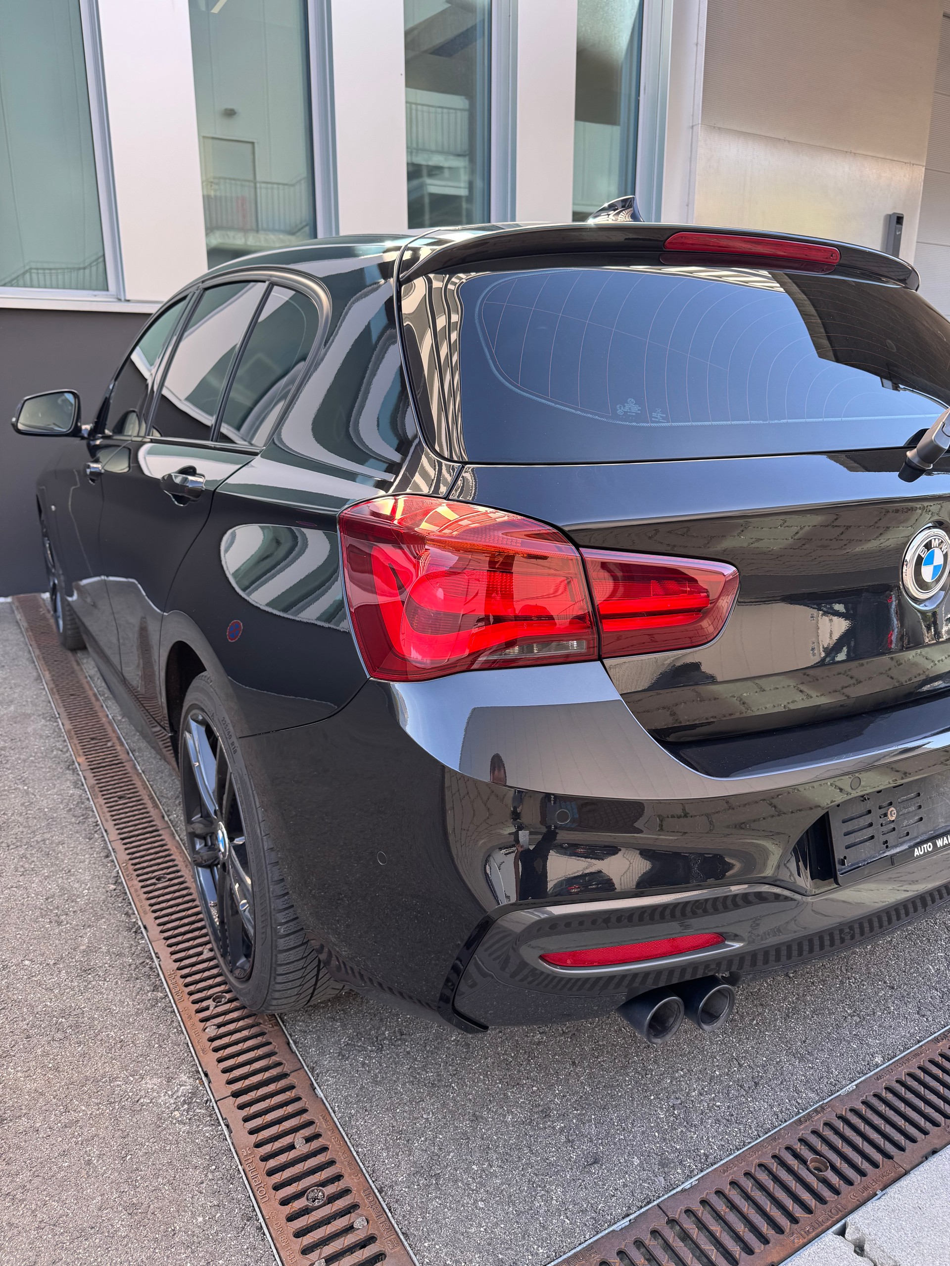 BMW 120d xDrive Edition M Sport Steptronic-image-7