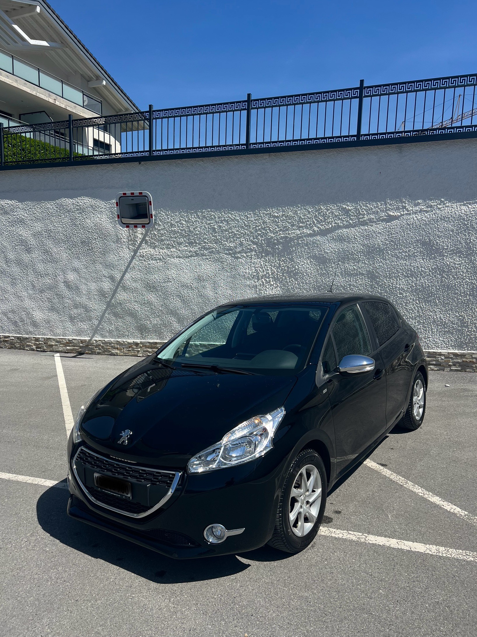 PEUGEOT 208 1.2 VTI Style-image-0