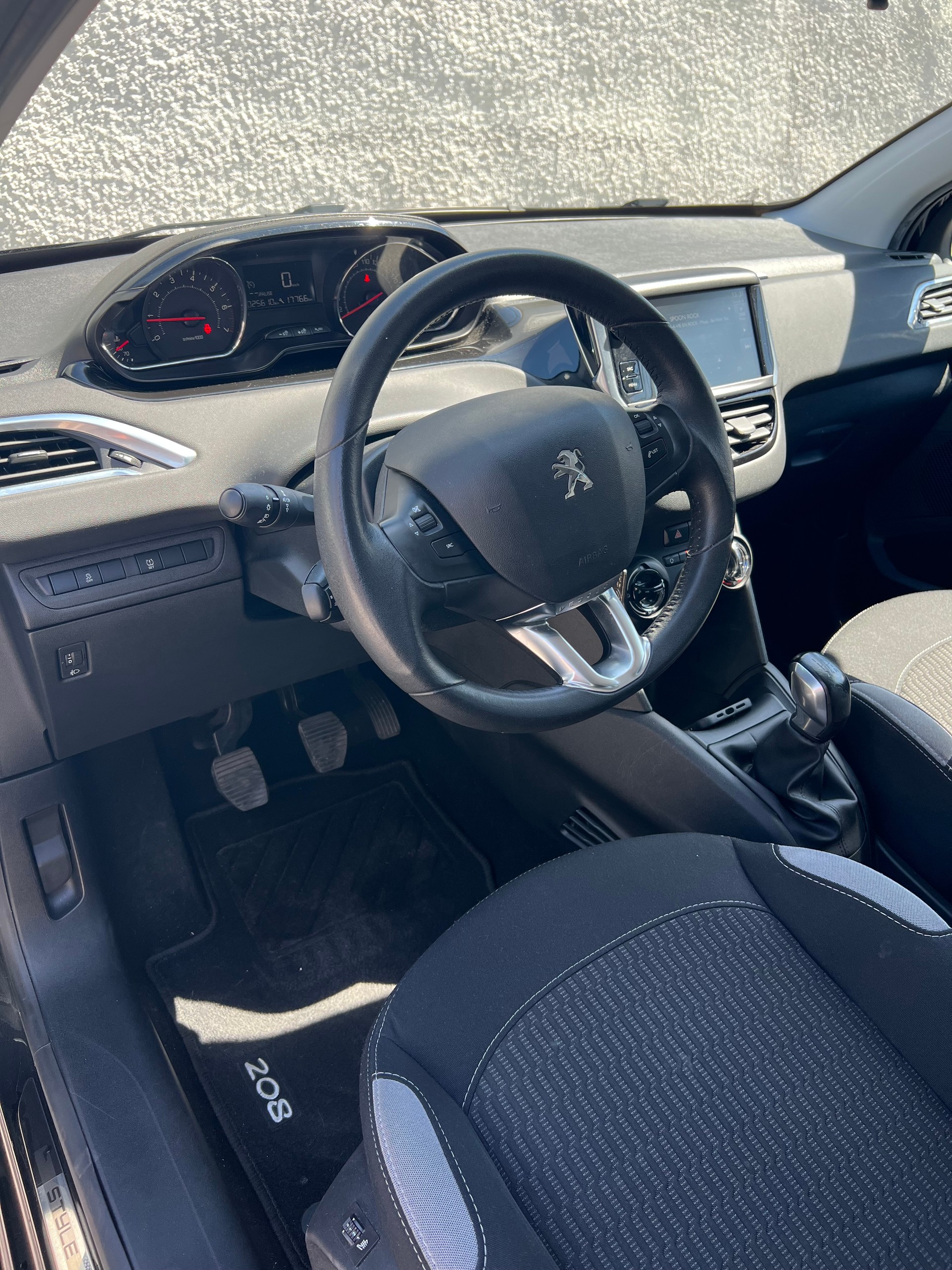 PEUGEOT 208 1.2 VTI Style-image-6
