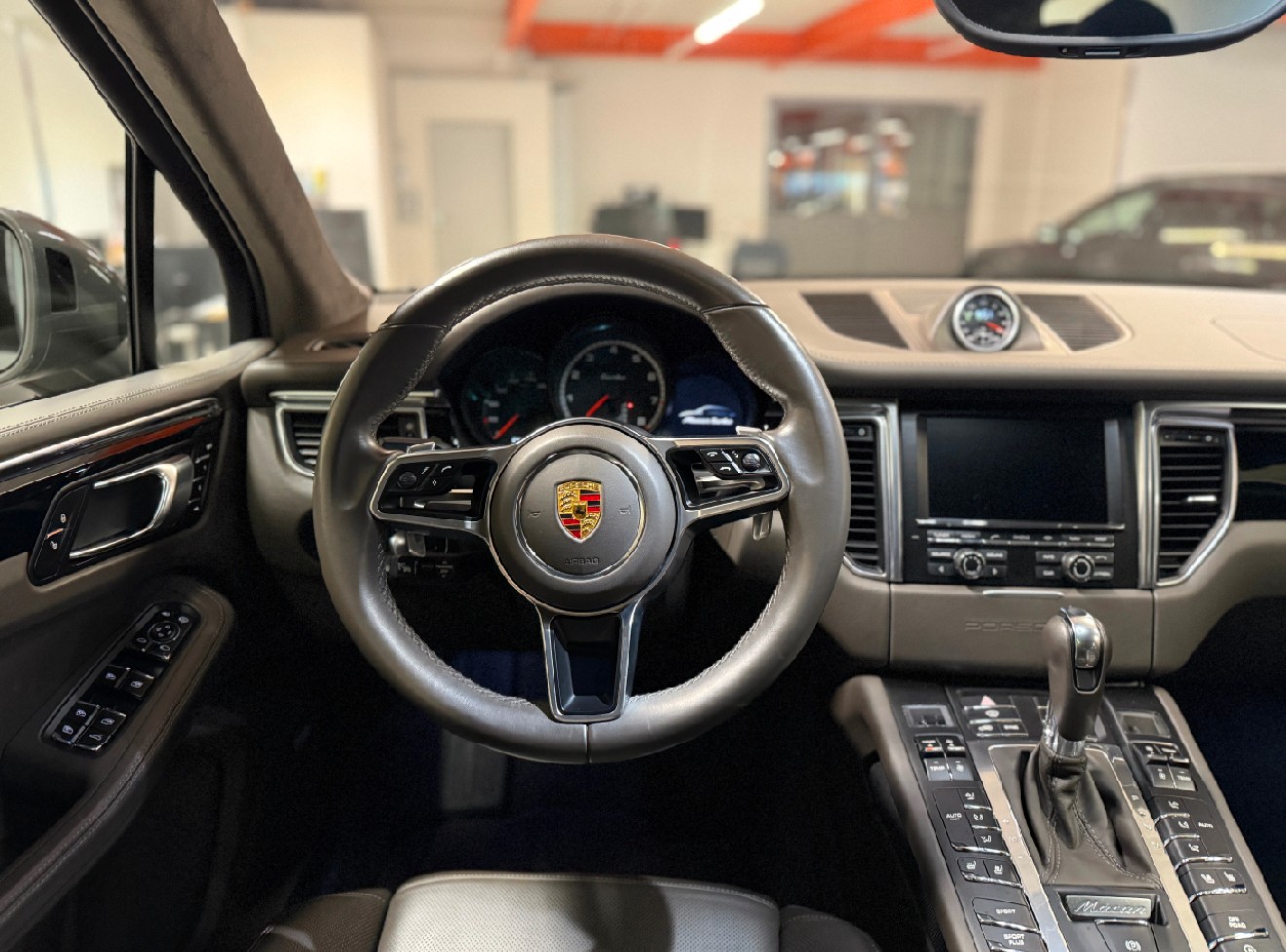 PORSCHE Macan Turbo-image-9