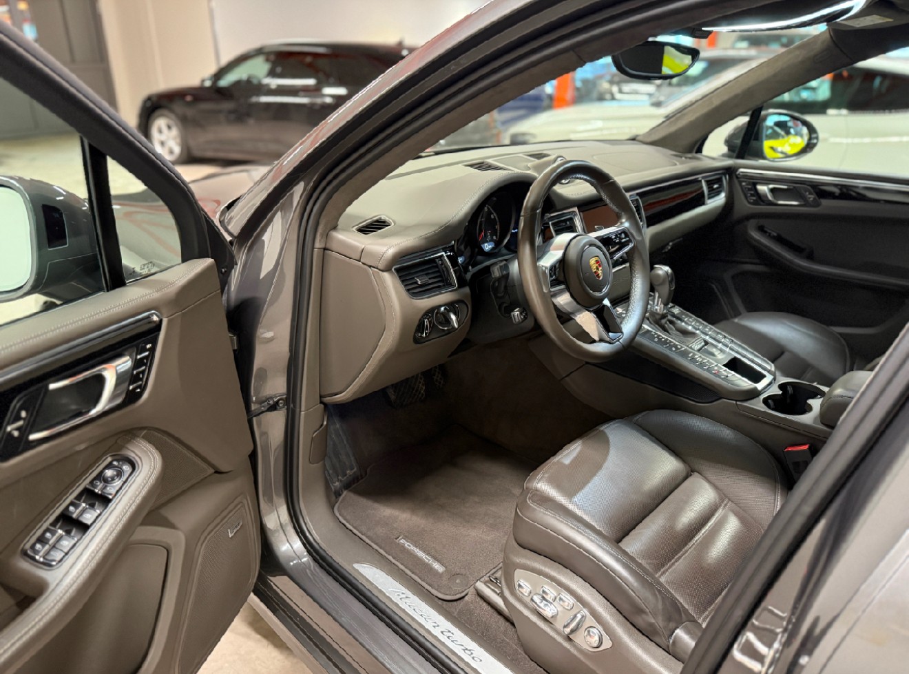 PORSCHE Macan Turbo-image-11