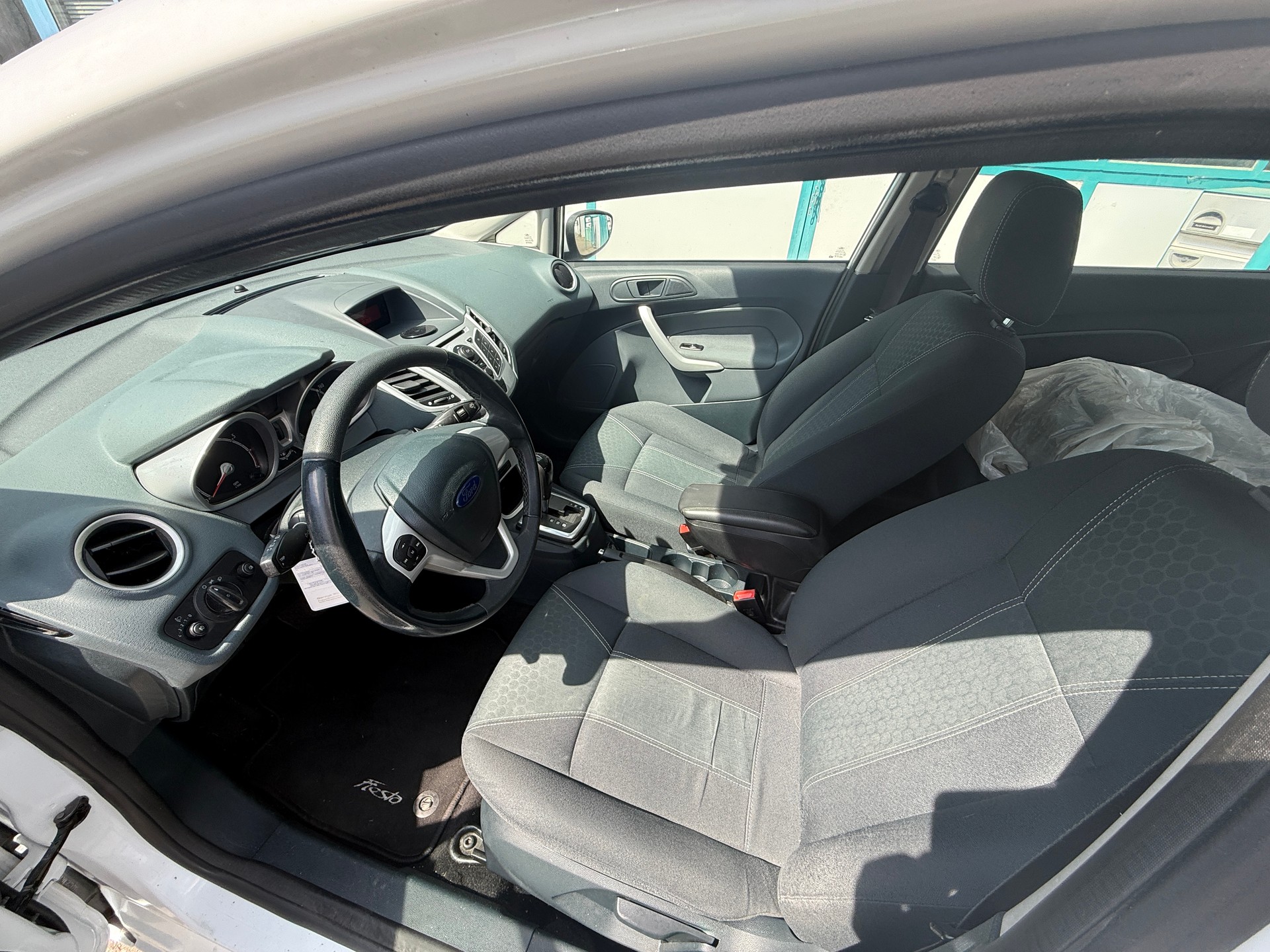 FORD Fiesta 1.4 16V Trend Automatic-image-6