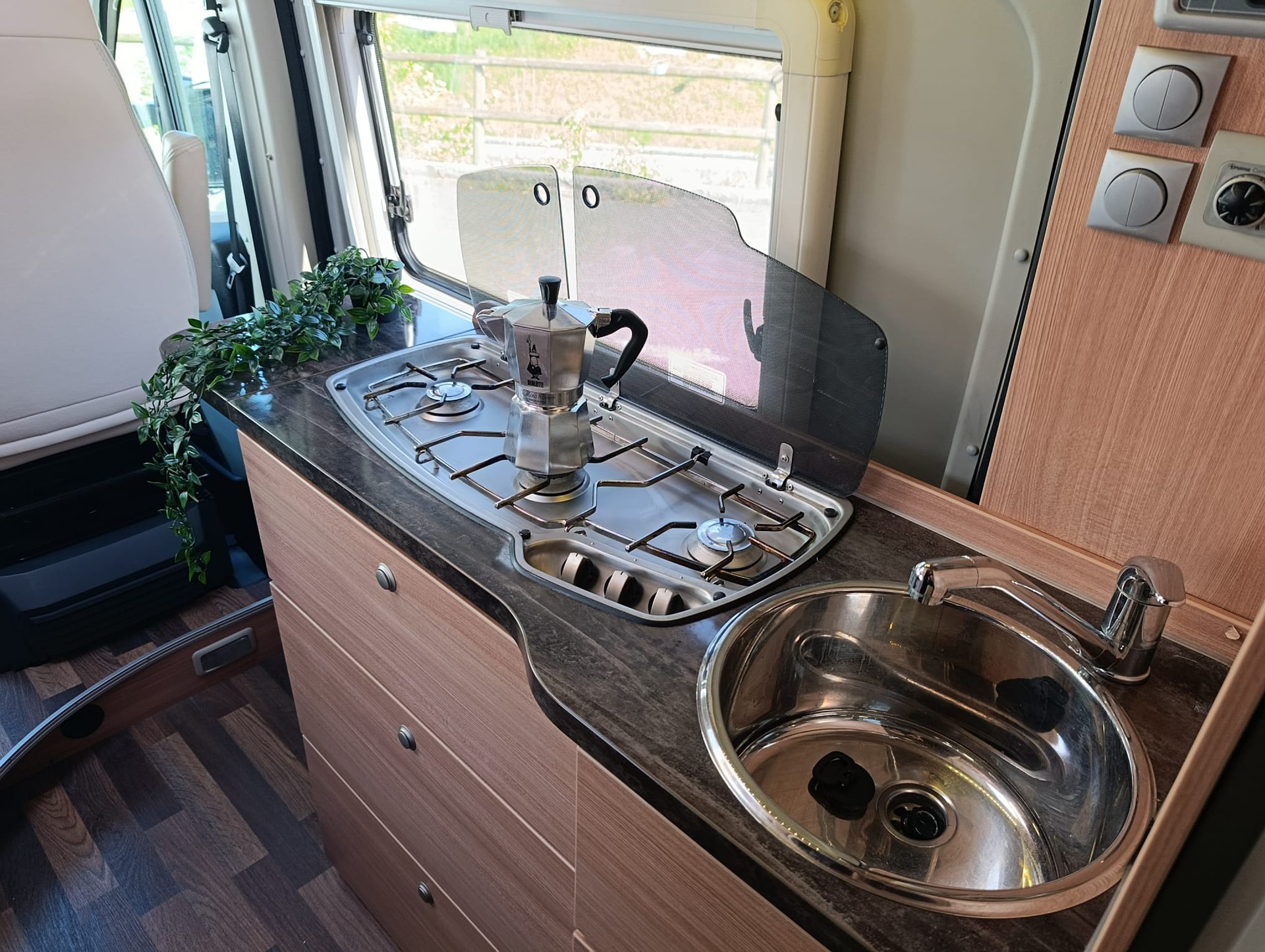 KNAUS K250L *** Die Königsklasse der Kastenwagen ***Längsbett* 2x Solar Panel*Multimedia*Navigation* Duo Controller* volle Stehhöhe*-image-15