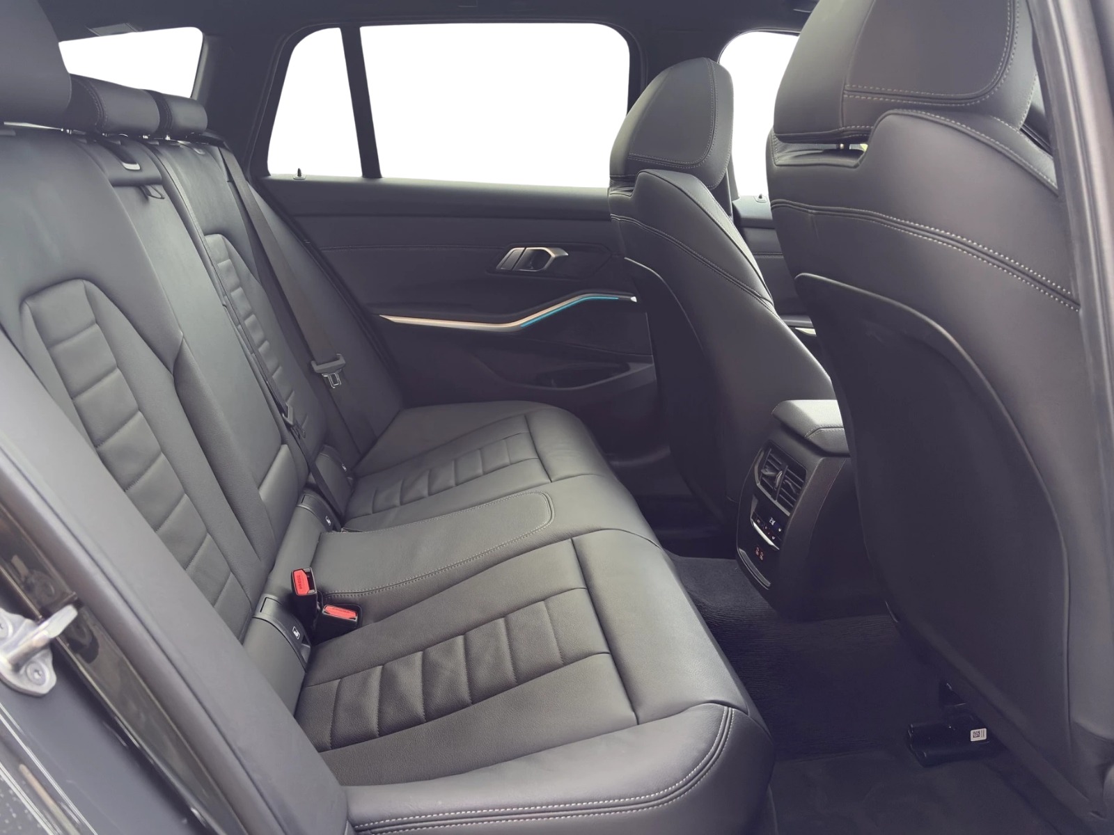 BMW M340i xDrive 48V Touring Steptronic M Sport-image-17