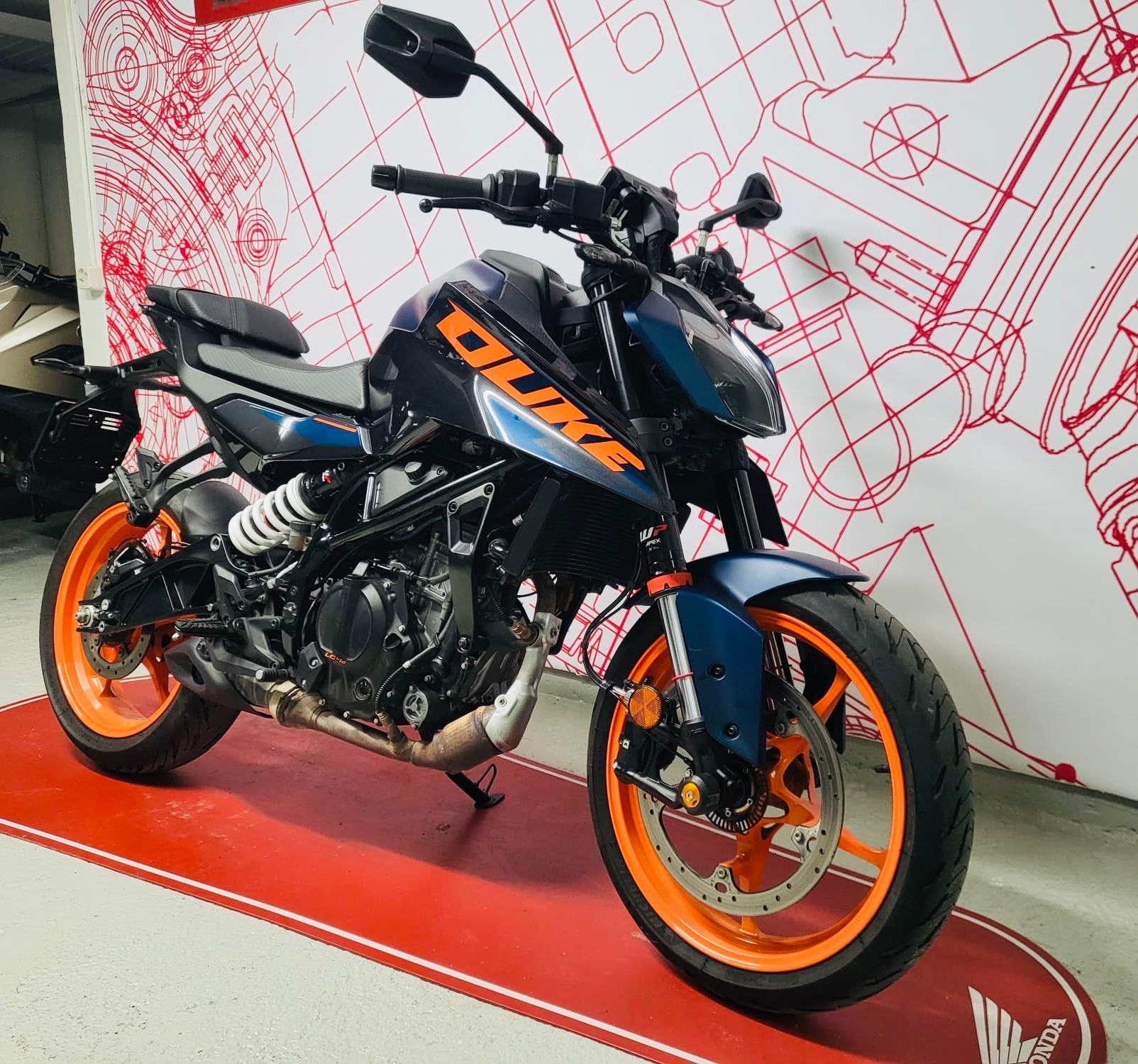 KTM 125 Duke-showroom-element-1