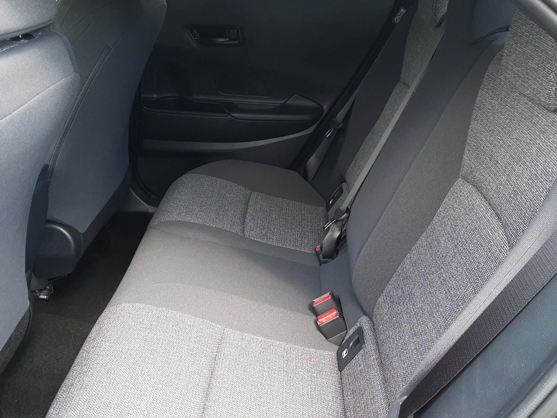 TOYOTA C-HR 1.8 HEV Swiss Edition-image-12