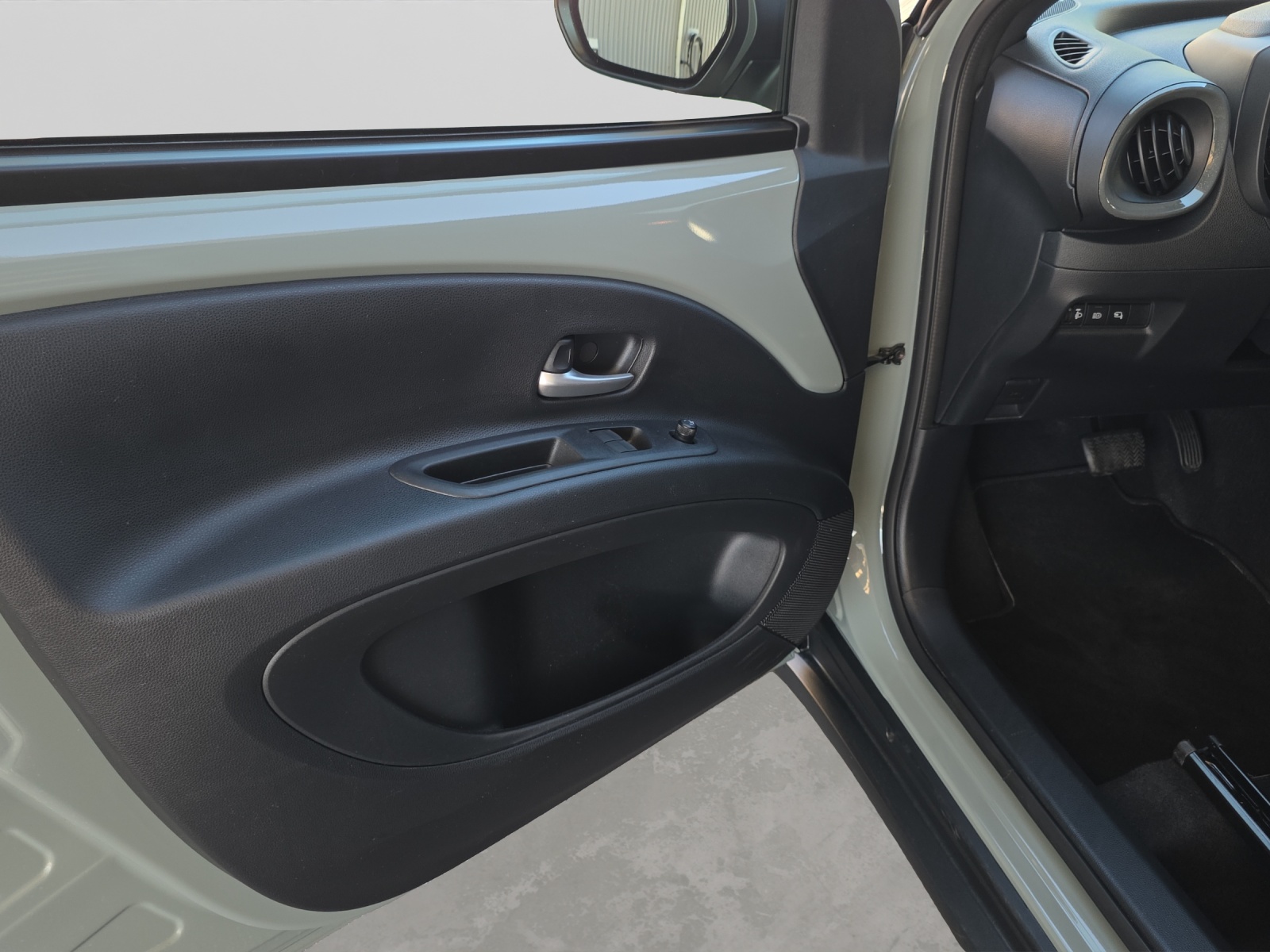 TOYOTA Aygo X 1.5 Hybrid Trend CVT-image-11