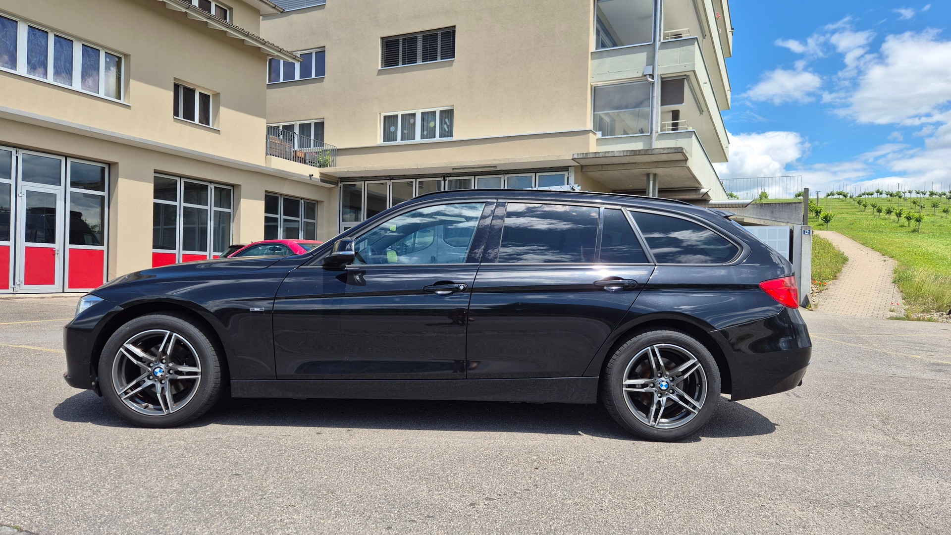 BMW 318d xDrive Touring Sport Line-image-1
