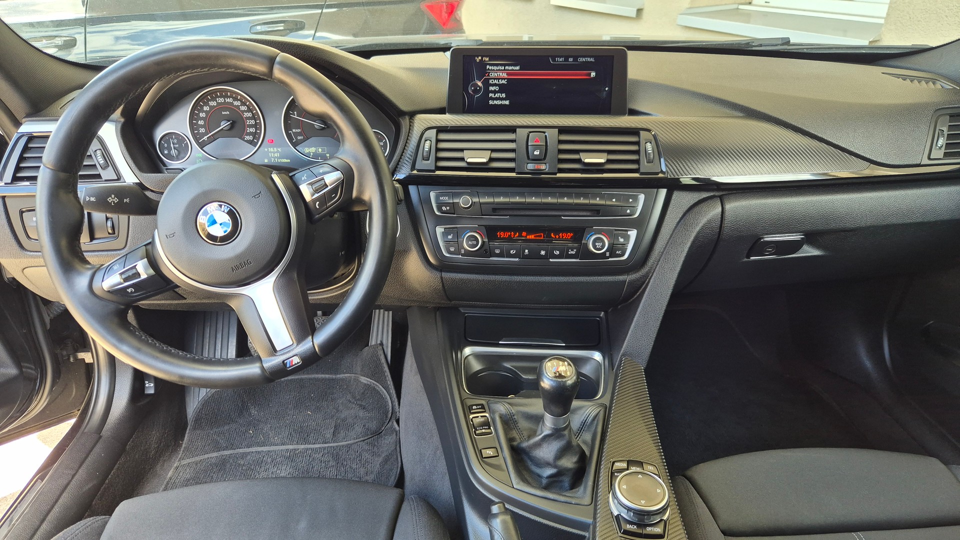 BMW 318d xDrive Touring Sport Line-image-8