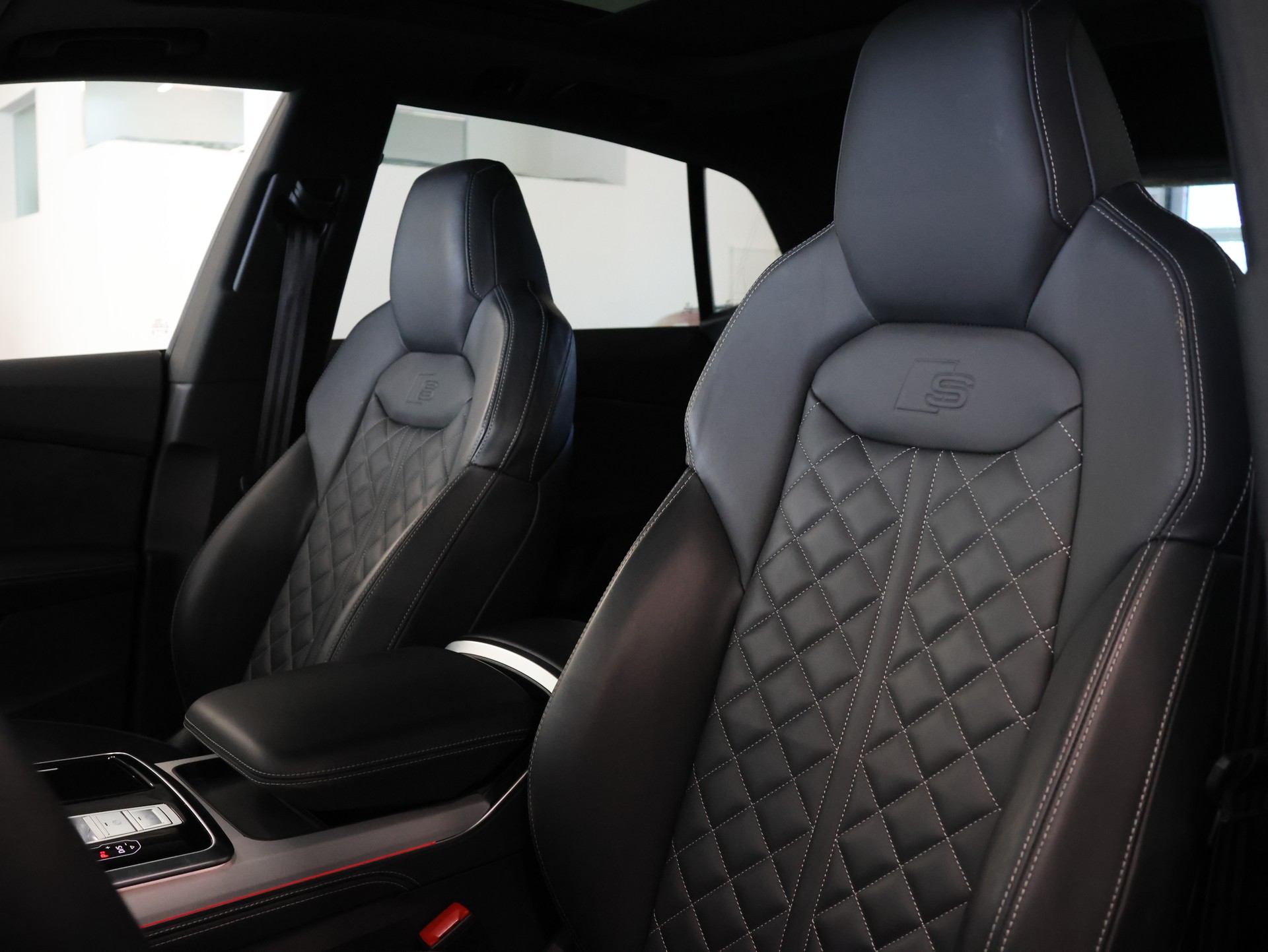 AUDI SQ8 TFSI quattro tiptronic *Premiumpaket* *Assistenzpaket plus* *Pano*-image-15