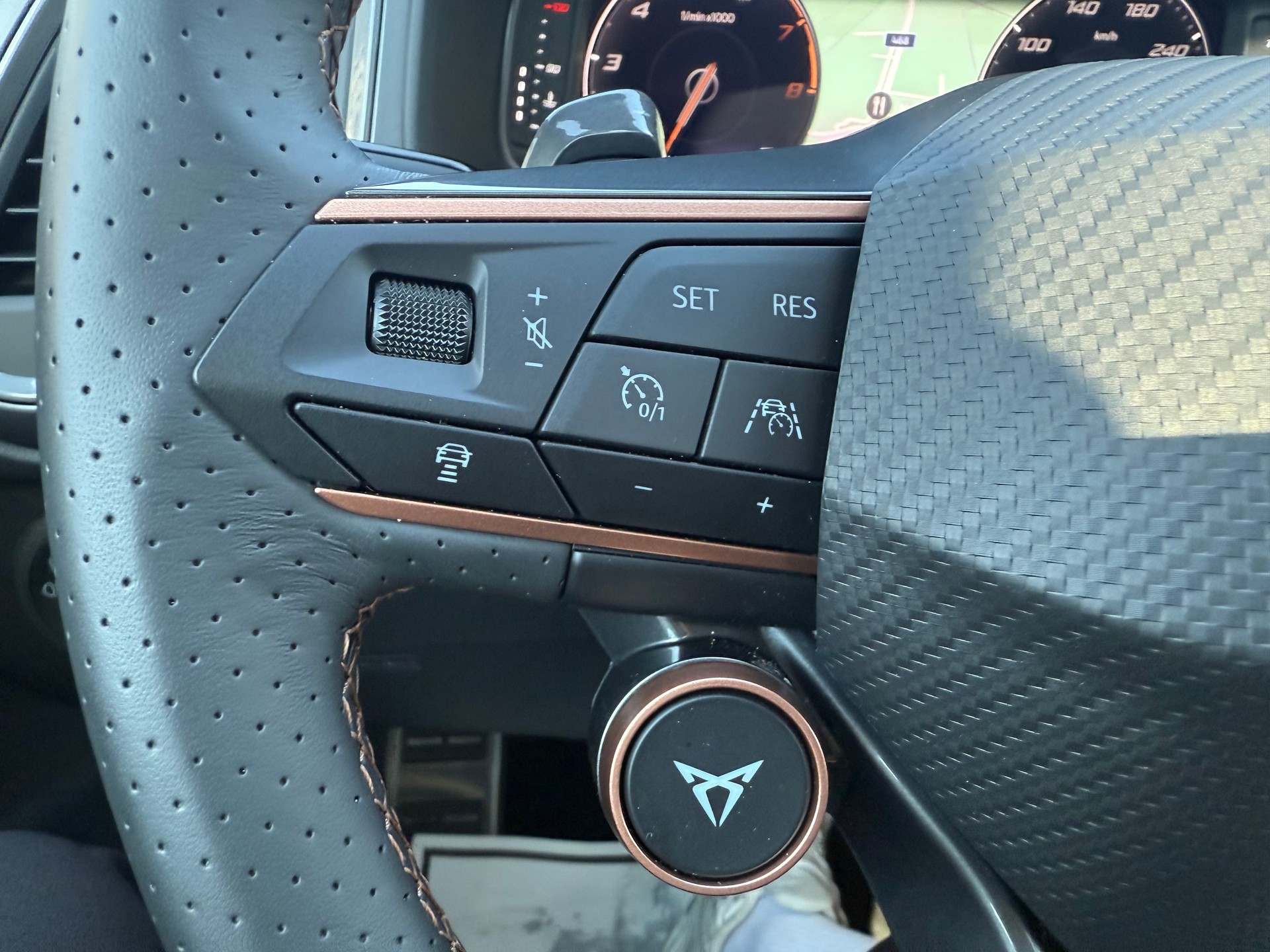 CUPRA Ateca 2.0 TSI VZ 4Drive DSG * 20 ZOLL 5 JAHRE GARANTIE EL SITZE LENKRAD HEIZUNG *-image-18