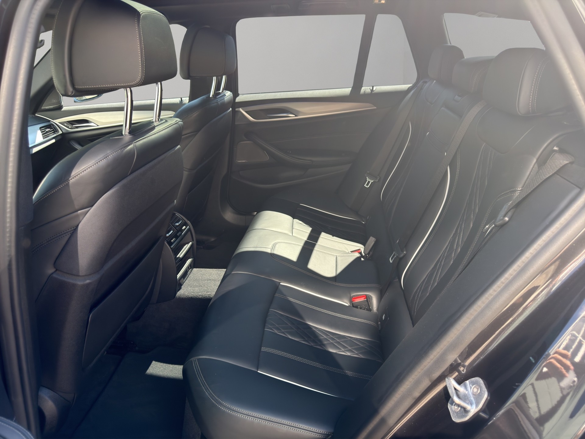 BMW 540i xDrive Touring Steptronic-image-16