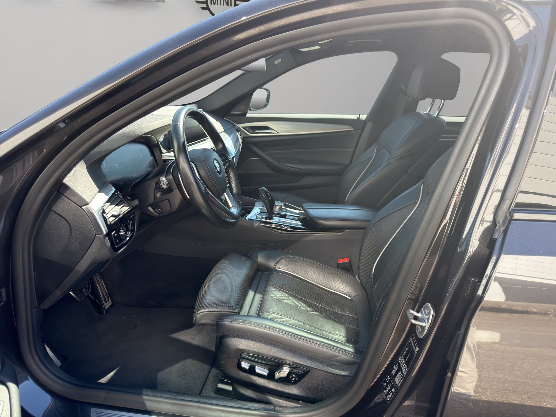 BMW 540i xDrive Touring Steptronic-image-15