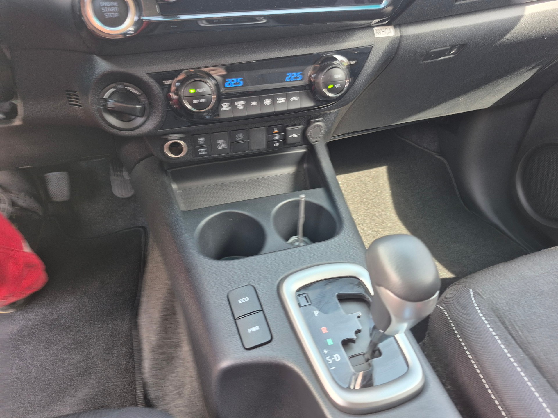 TOYOTA Hilux 2.4d Style Double Cab 4x4 A-image-25