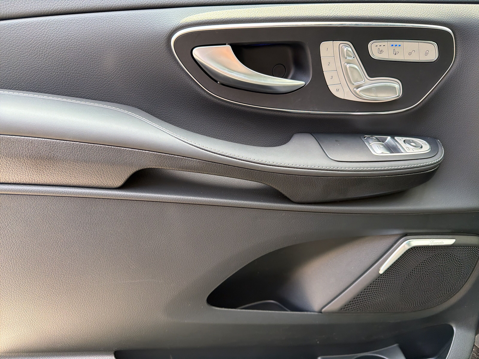 MERCEDES-BENZ V 300 d lang 4Matic Exclusive 9G-Tronic-image-11
