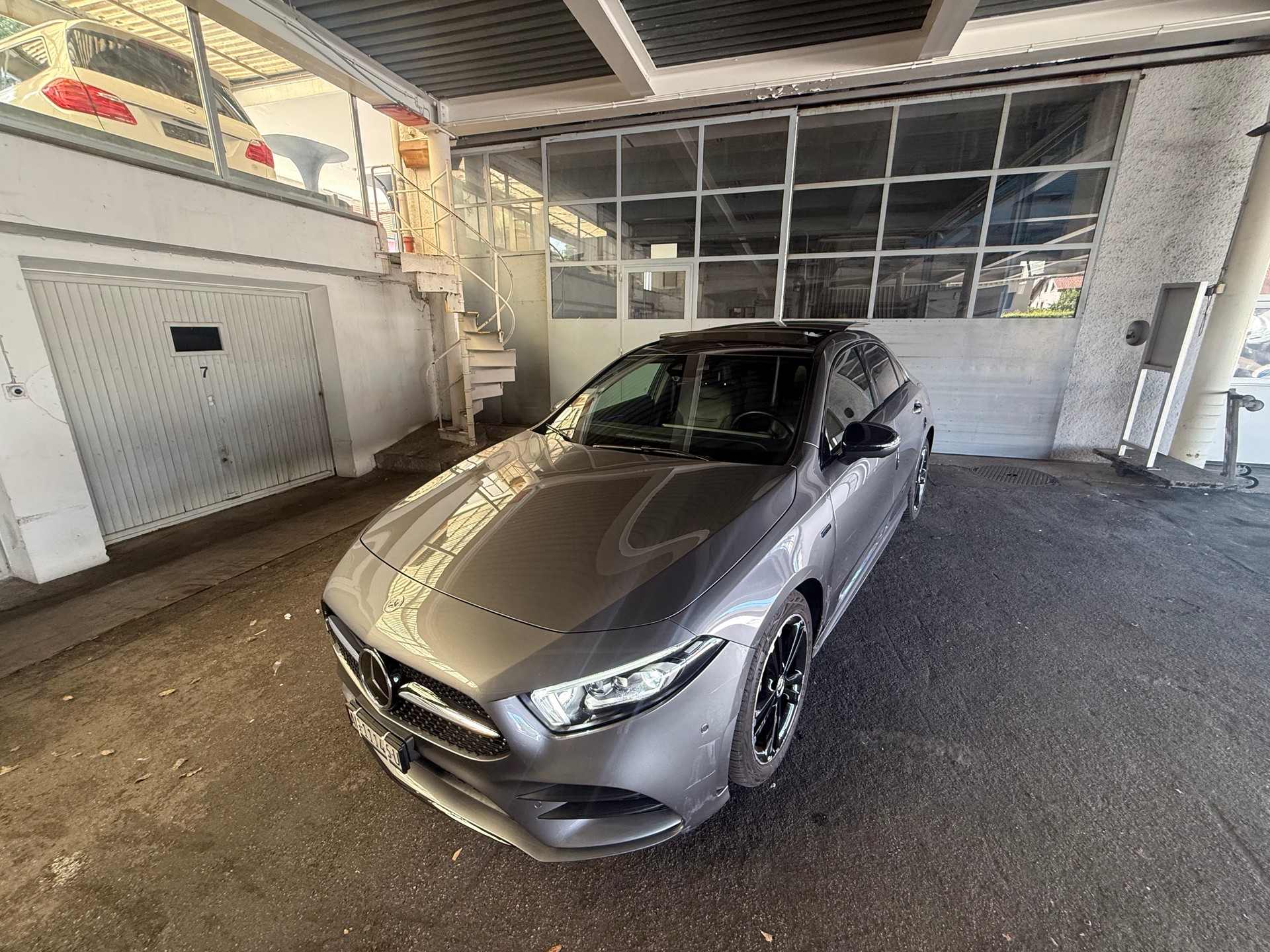 MERCEDES-BENZ A 250e AMG Line 8G-DCT-image-2