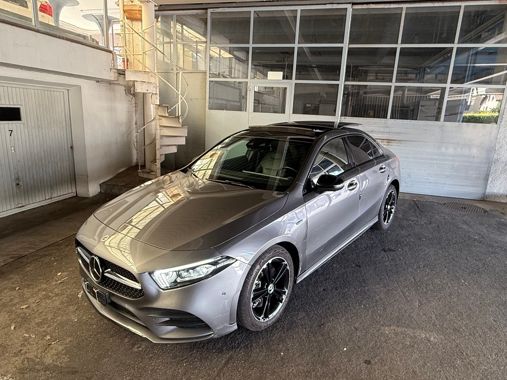 MERCEDES-BENZ A 250e AMG Line 8G-DCT-image-4