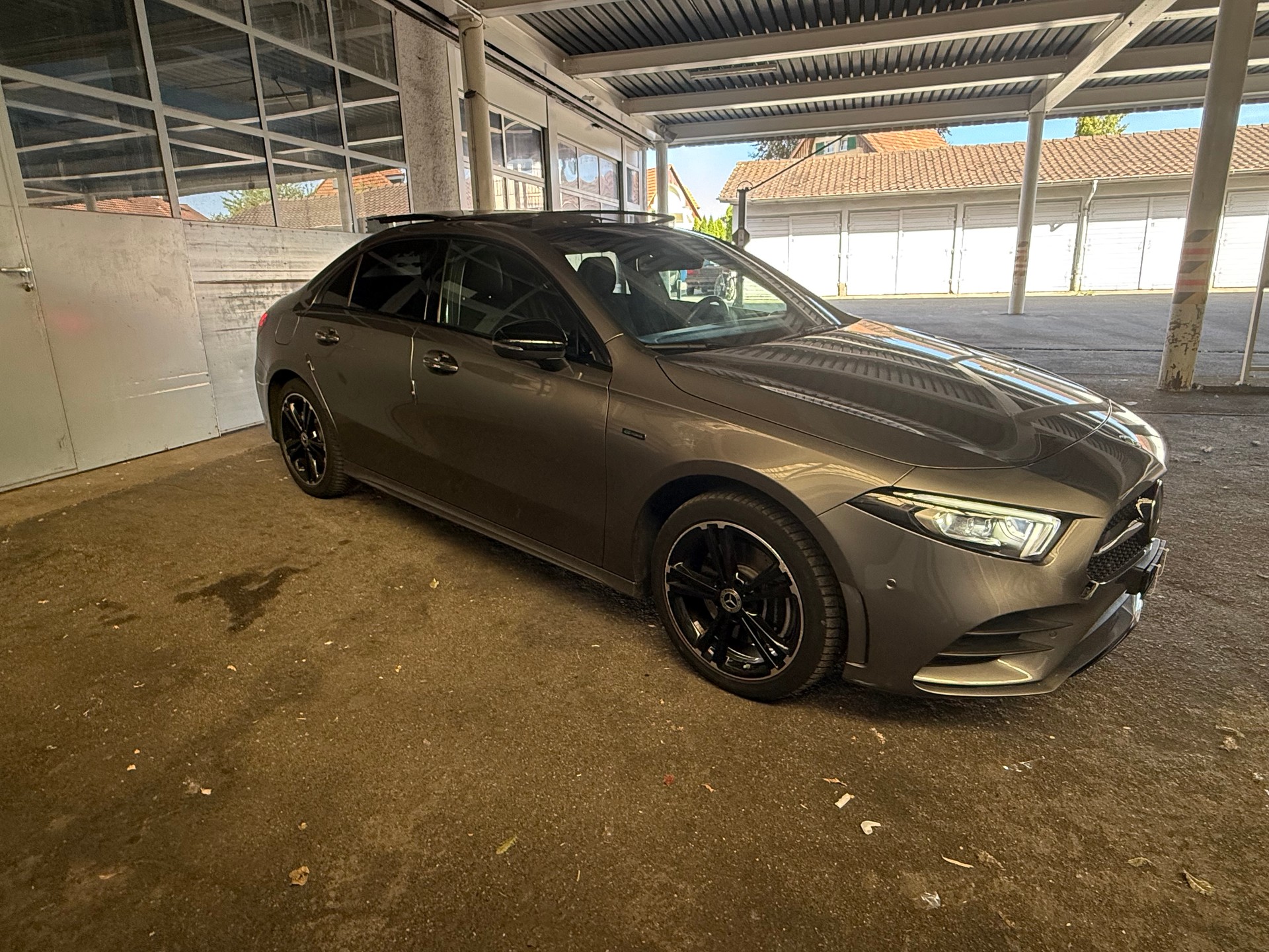 MERCEDES-BENZ A 250e AMG Line 8G-DCT-image-5
