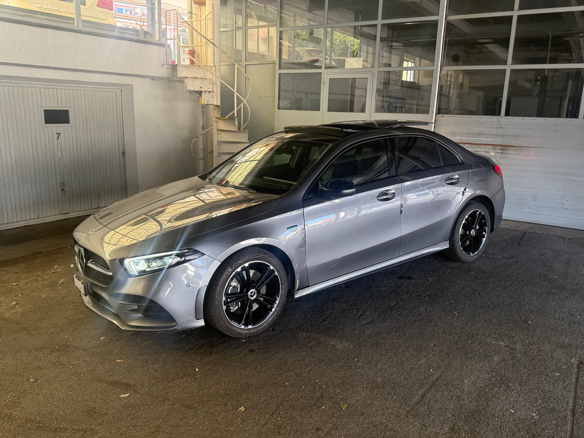 MERCEDES-BENZ A 250e AMG Line 8G-DCT-image-1