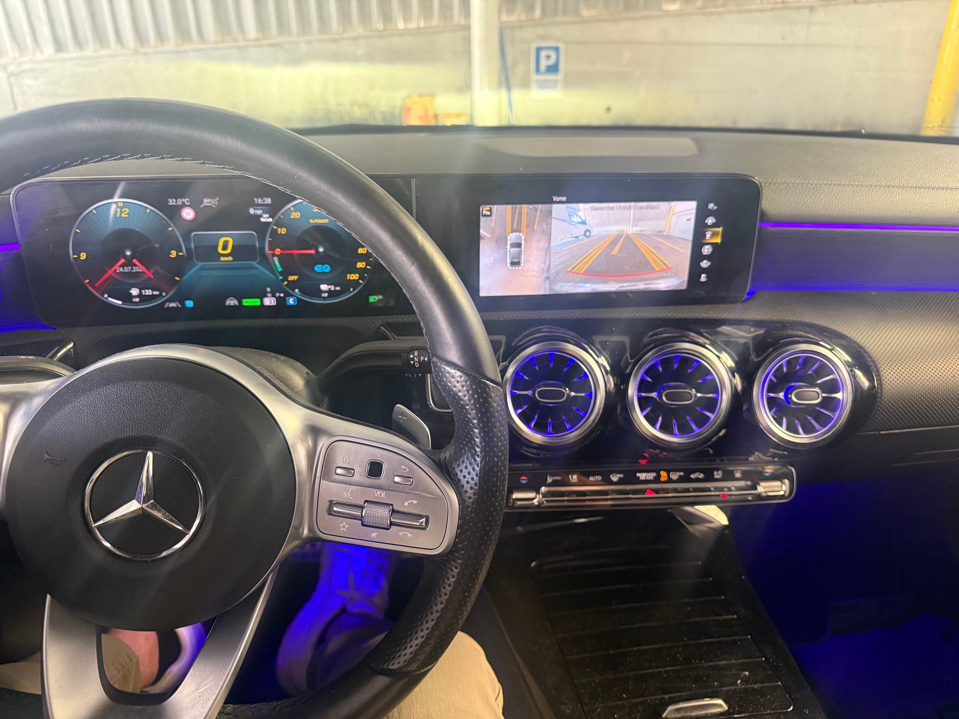 MERCEDES-BENZ A 250e AMG Line 8G-DCT-image-15