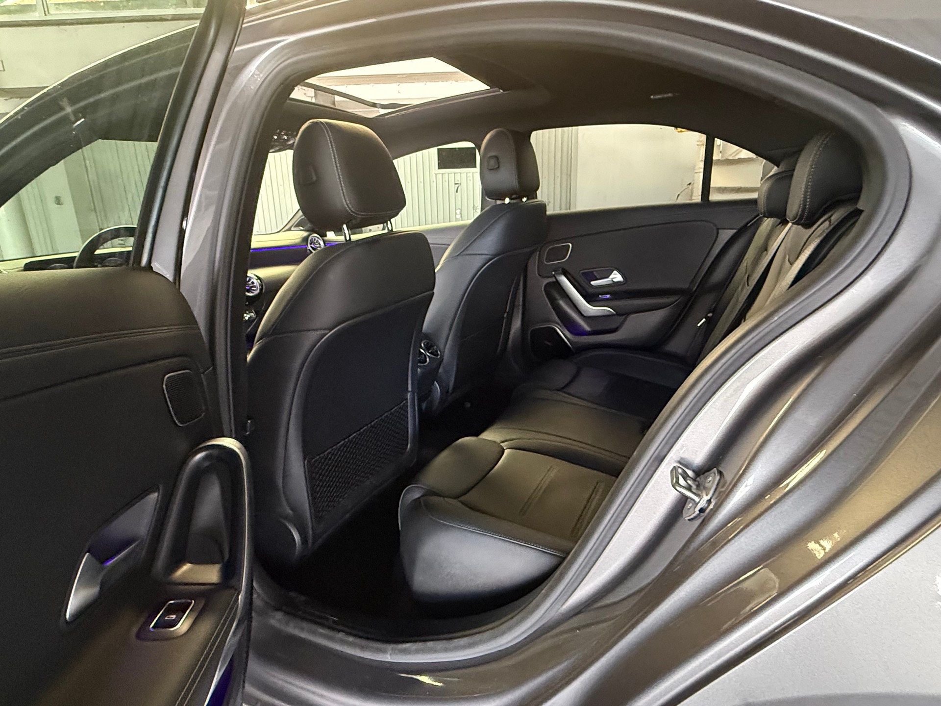 MERCEDES-BENZ A 250e AMG Line 8G-DCT-image-13