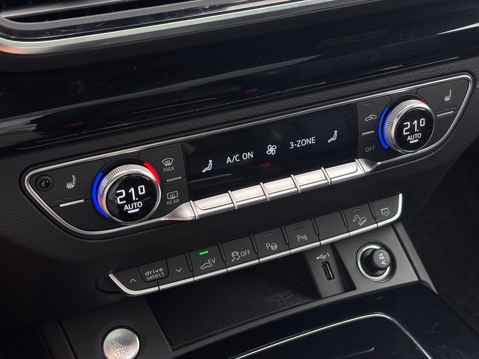 AUDI Q5 55 TFSI e PHEV S line quattro S-tronic-image-16