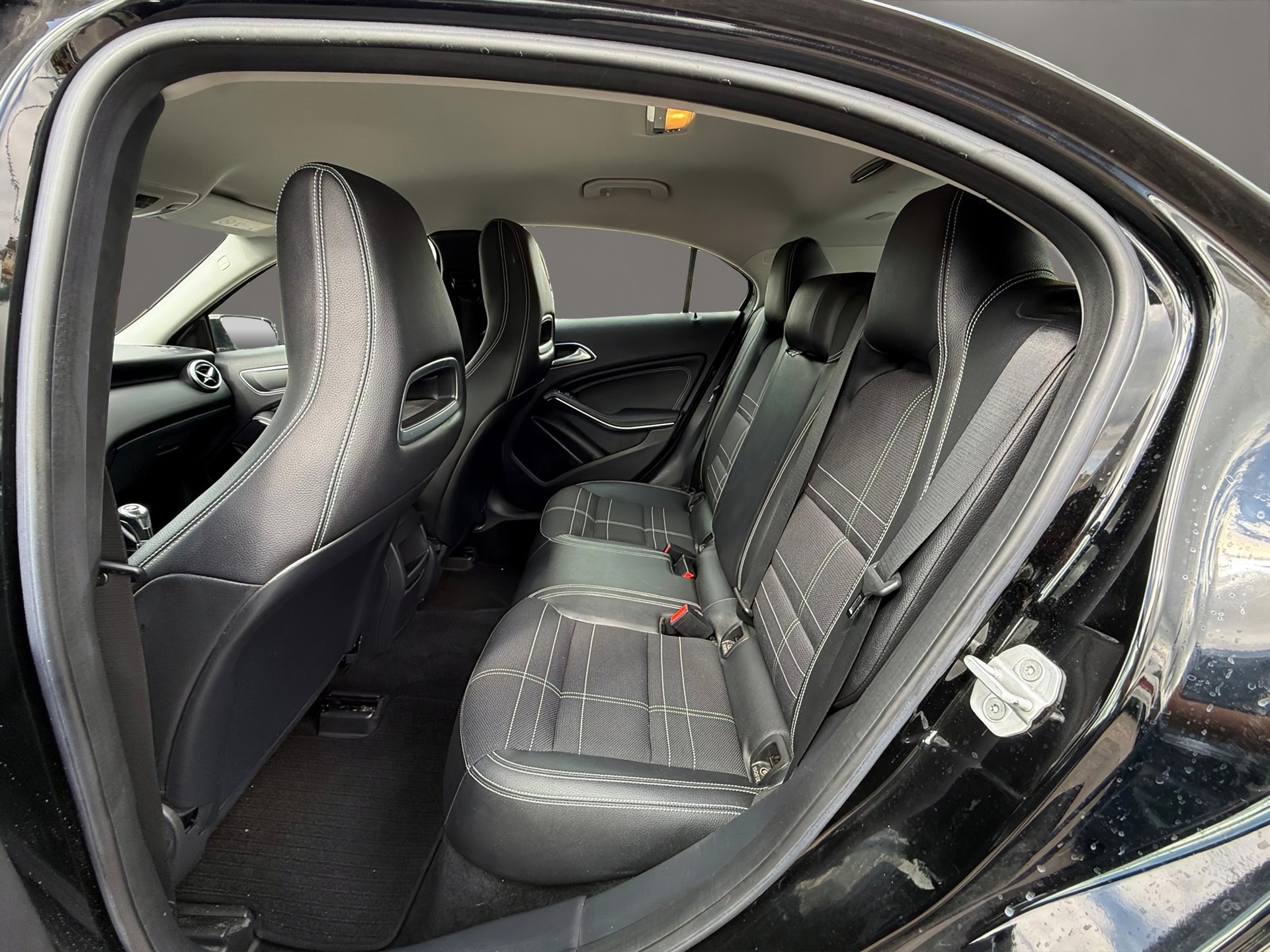MERCEDES-BENZ A 200 Urban-image-12