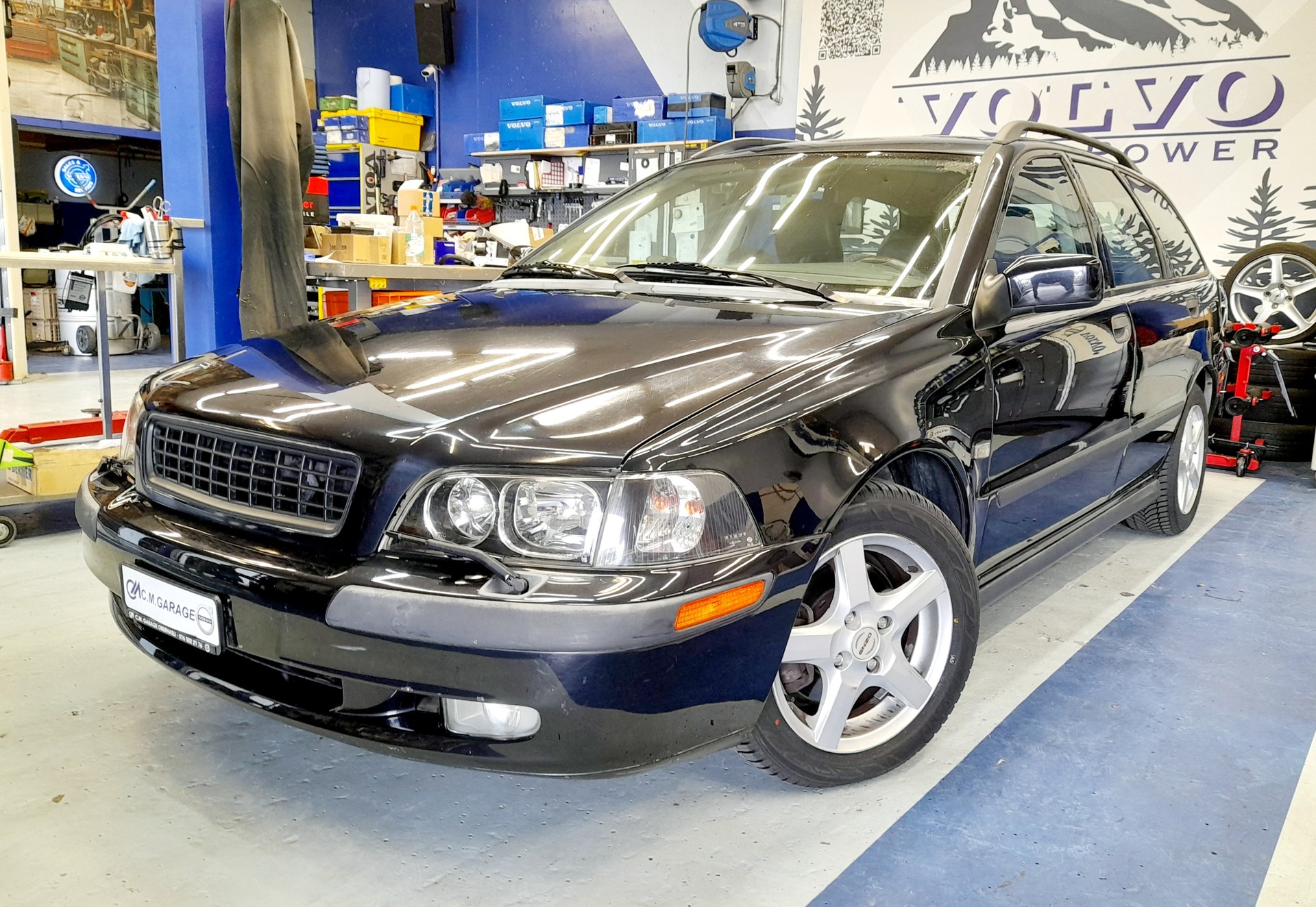 VOLVO V40 2.0T-image-0