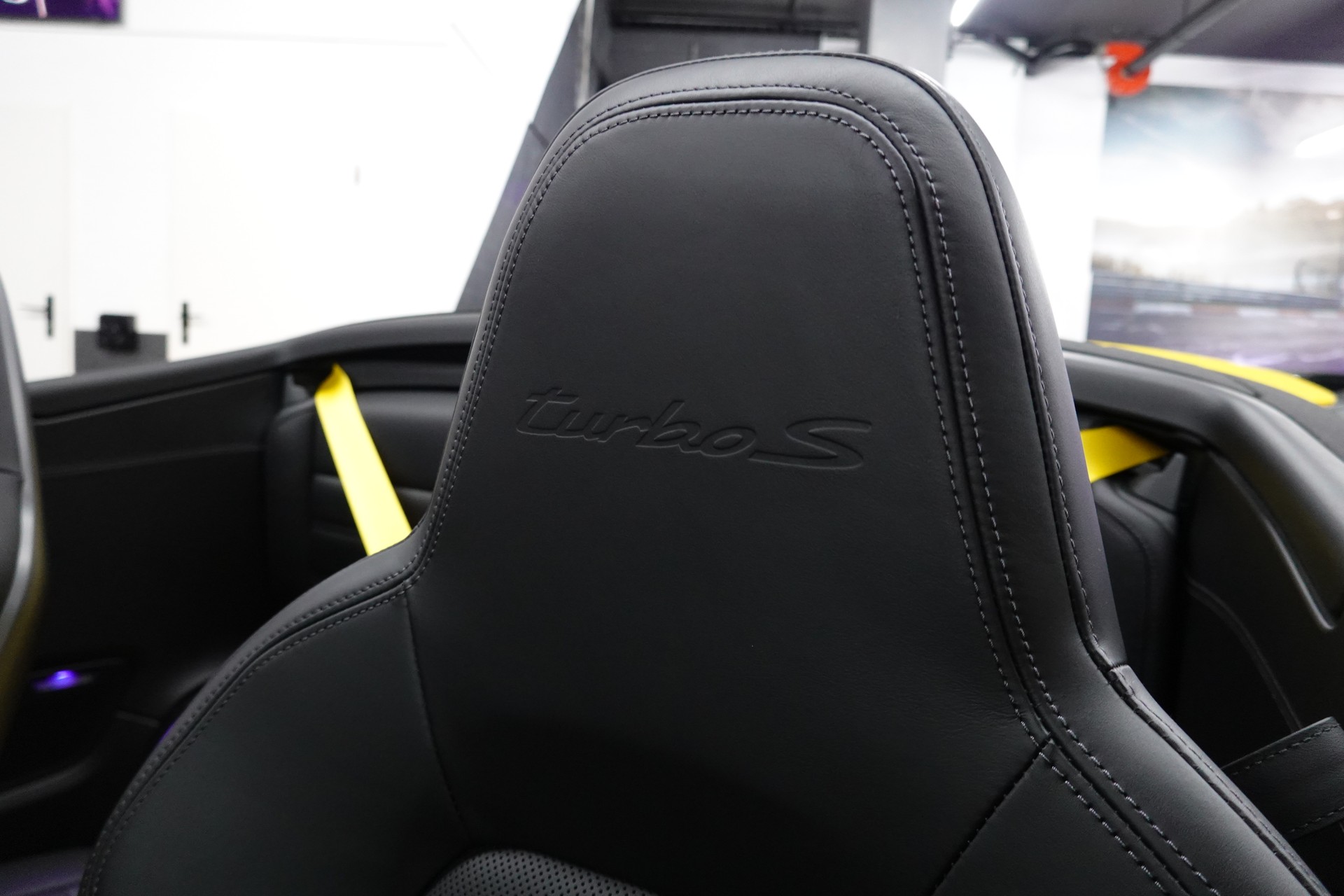 PORSCHE 911 TURBO S CABRIO PDK CH- FZ - RACING GELB - TECHART-image-39