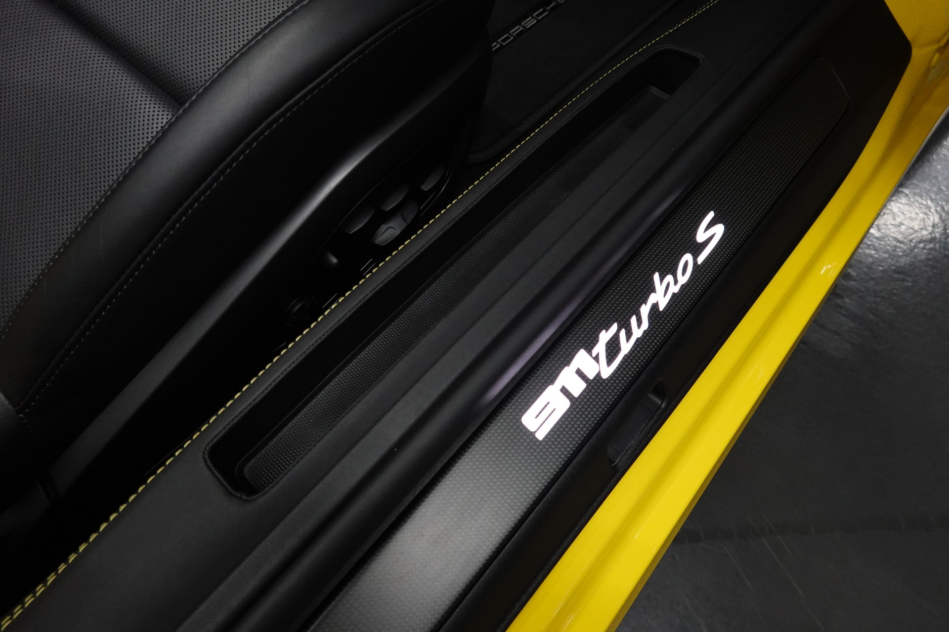 PORSCHE 911 TURBO S CABRIO PDK CH- FZ - RACING GELB - TECHART-image-48