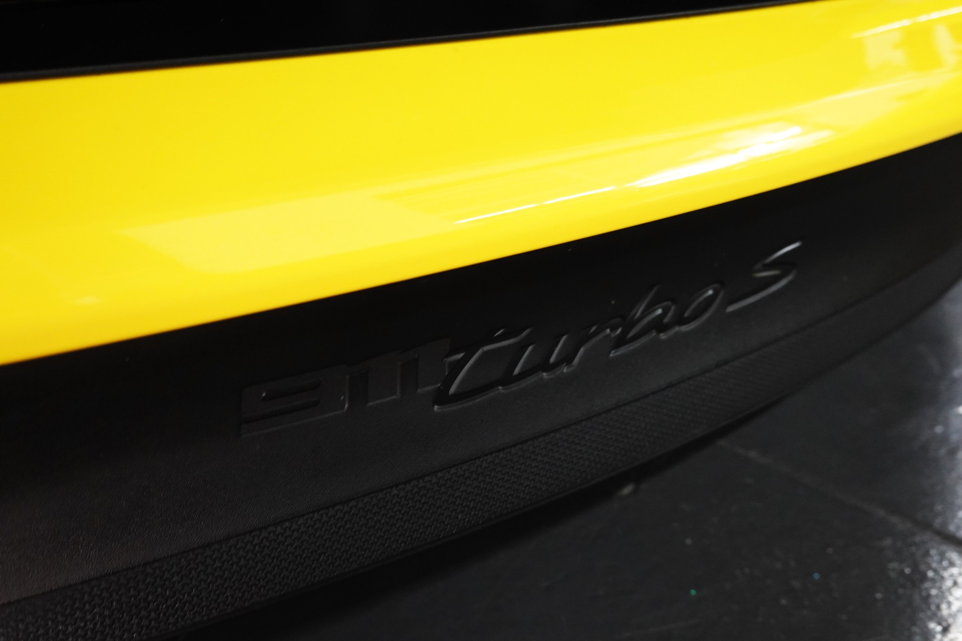 PORSCHE 911 TURBO S CABRIO PDK CH- FZ - RACING GELB - TECHART-image-24