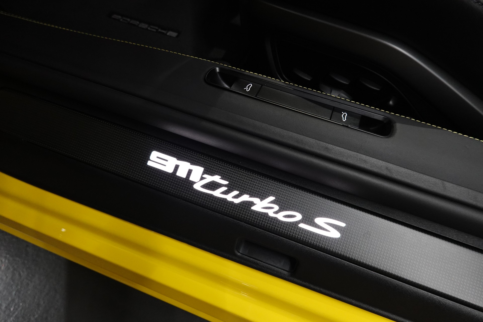 PORSCHE 911 TURBO S CABRIO PDK CH- FZ - RACING GELB - TECHART-image-40