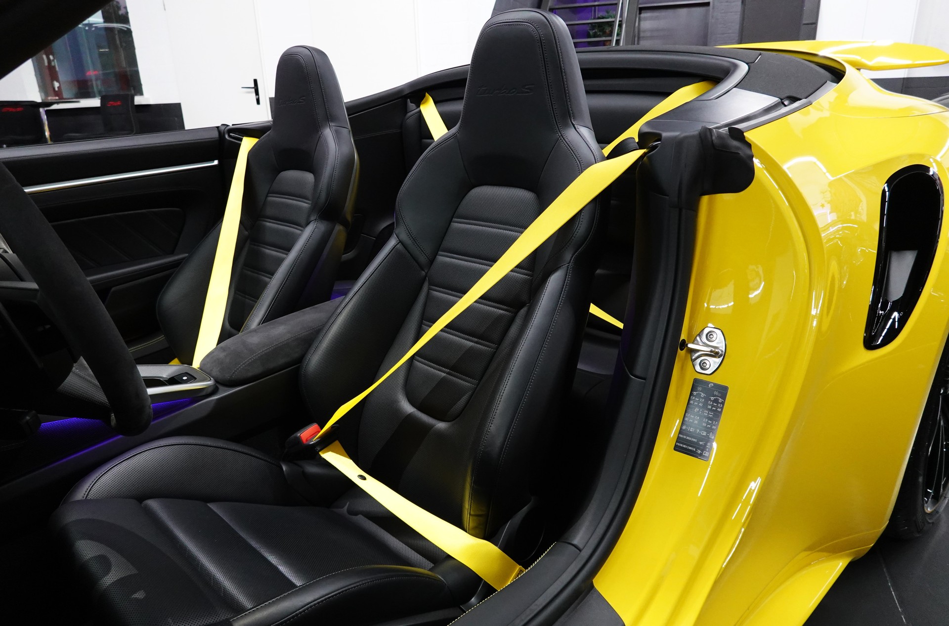 PORSCHE 911 TURBO S CABRIO PDK CH- FZ - RACING GELB - TECHART-image-42