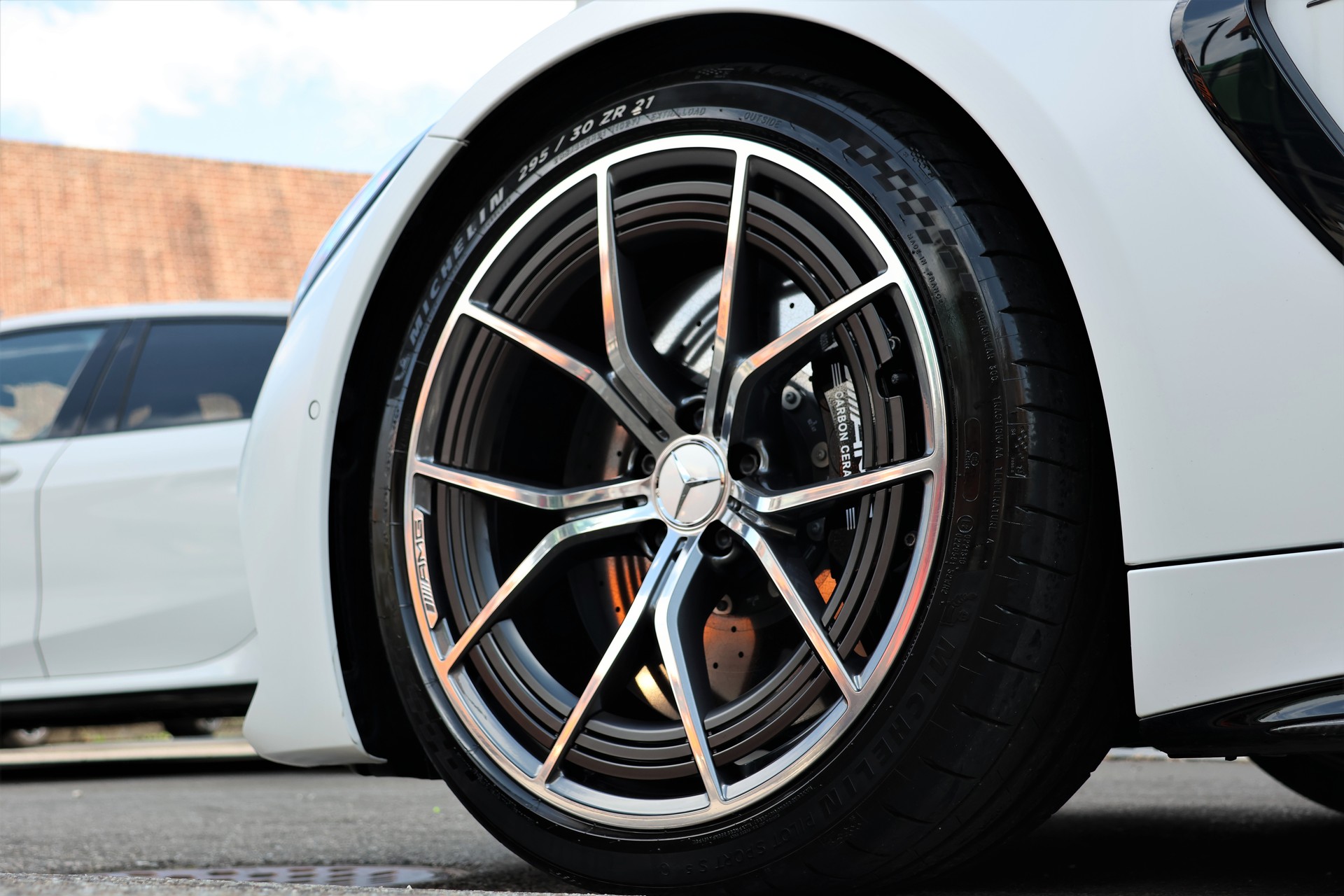 MERCEDES-BENZ AMG GT 63 4Matic+ Executive Edition (CH) *Magno White*-image-7