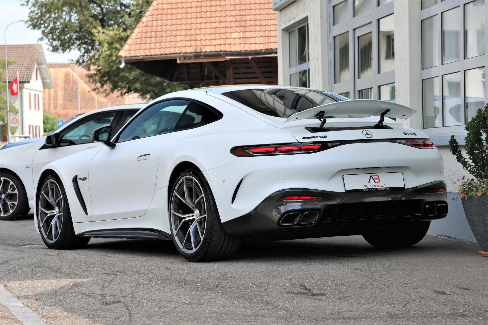 MERCEDES-BENZ AMG GT 63 4Matic+ Executive Edition (CH) *Magno White*-image-2