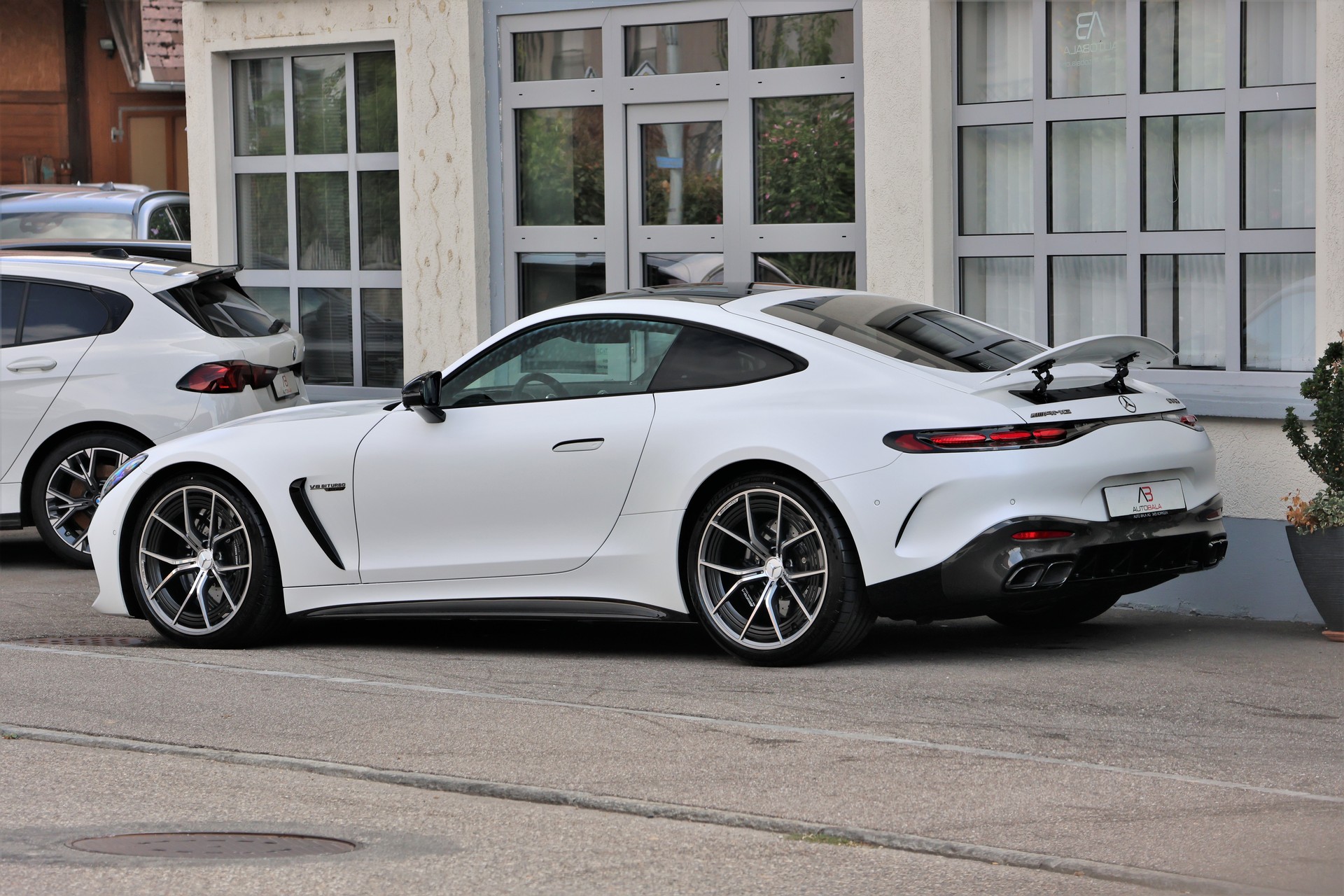 MERCEDES-BENZ AMG GT 63 4Matic+ Executive Edition (CH) *Magno White*-image-3