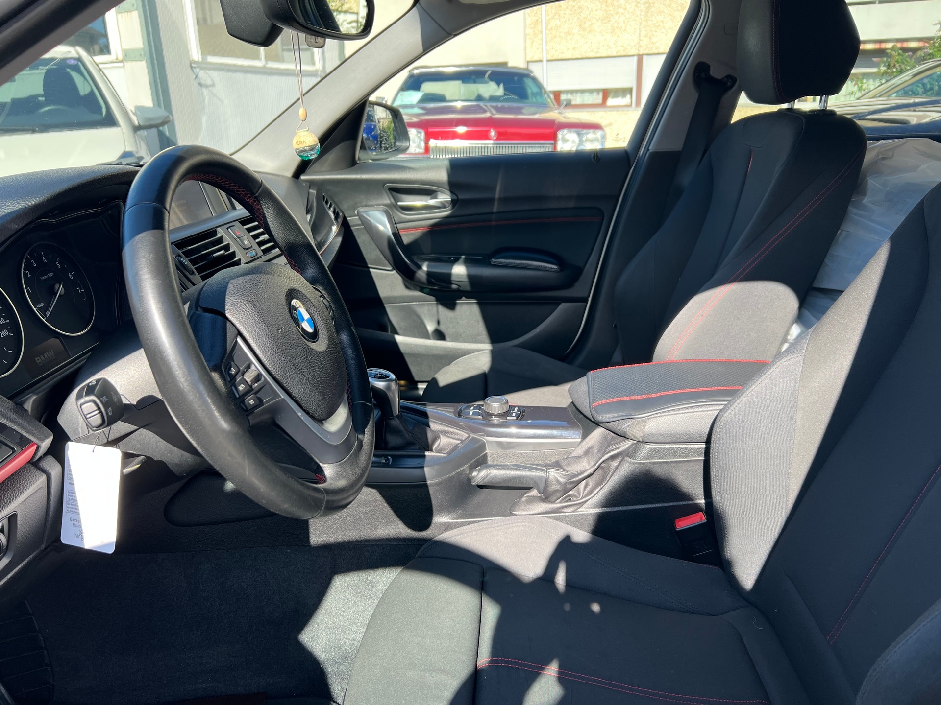BMW 118i Sport Line-image-12