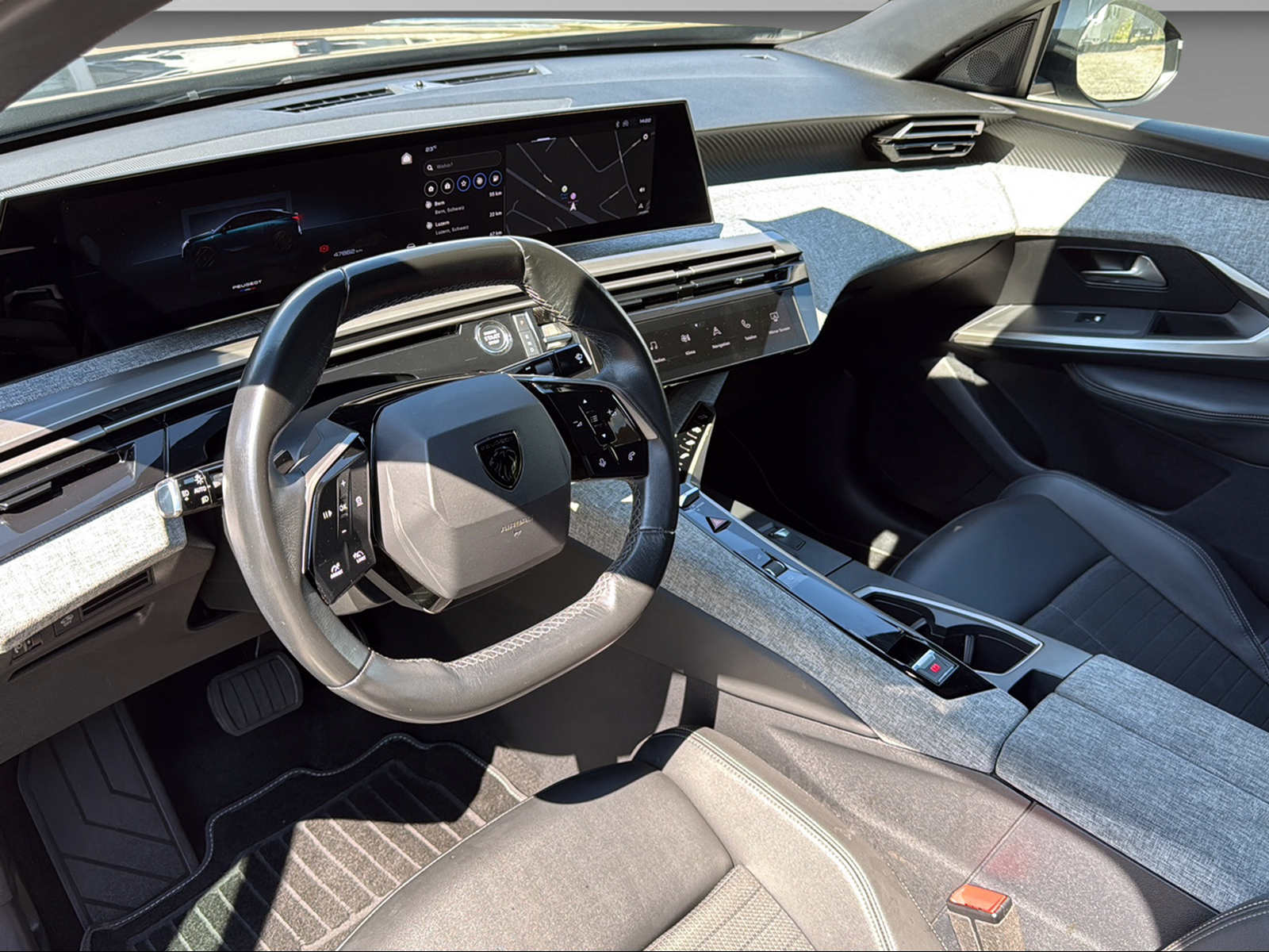 PEUGEOT 3008 1.2 Hybrid Allure-image-12