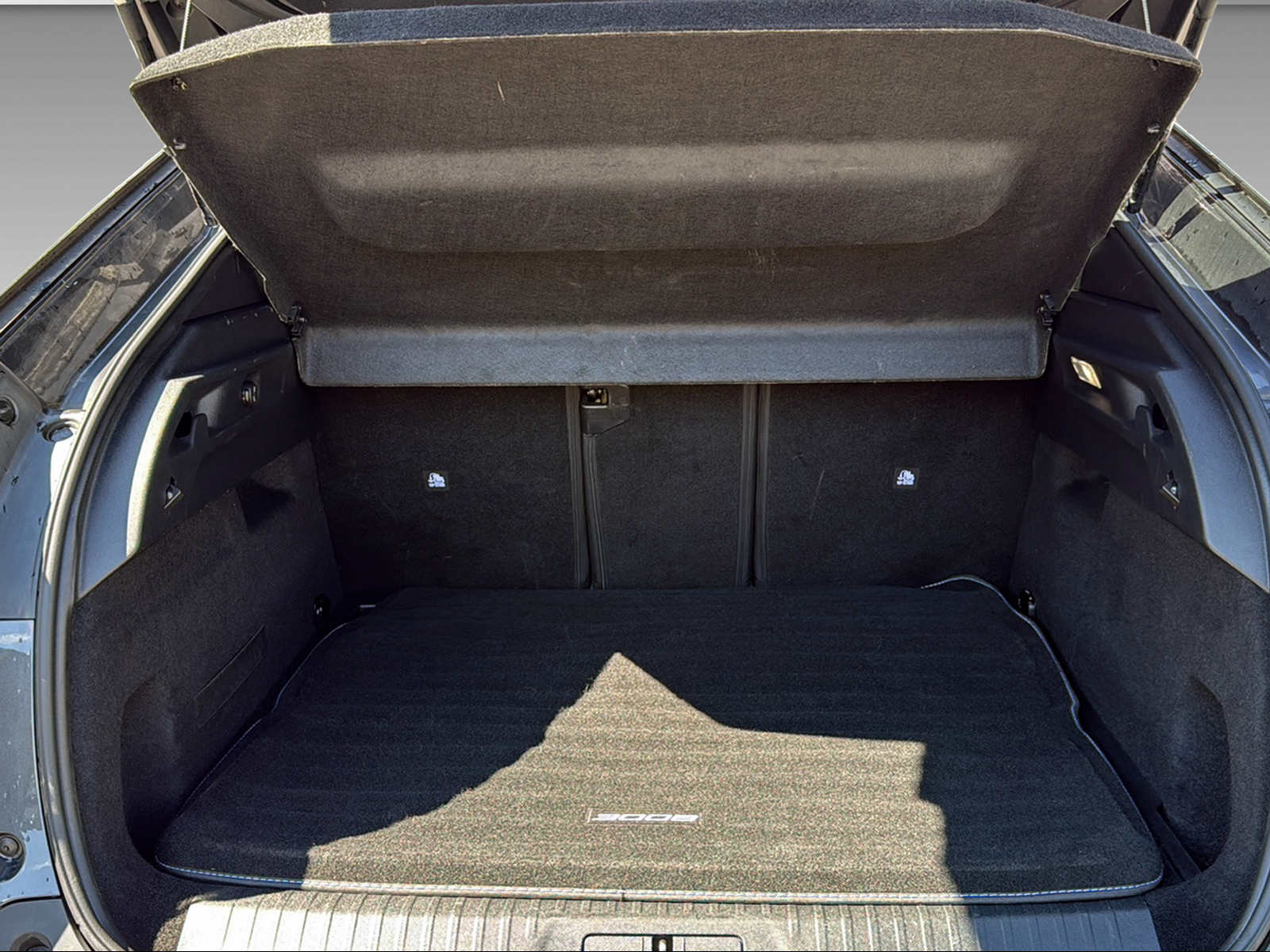 PEUGEOT 3008 1.2 Hybrid Allure-image-23