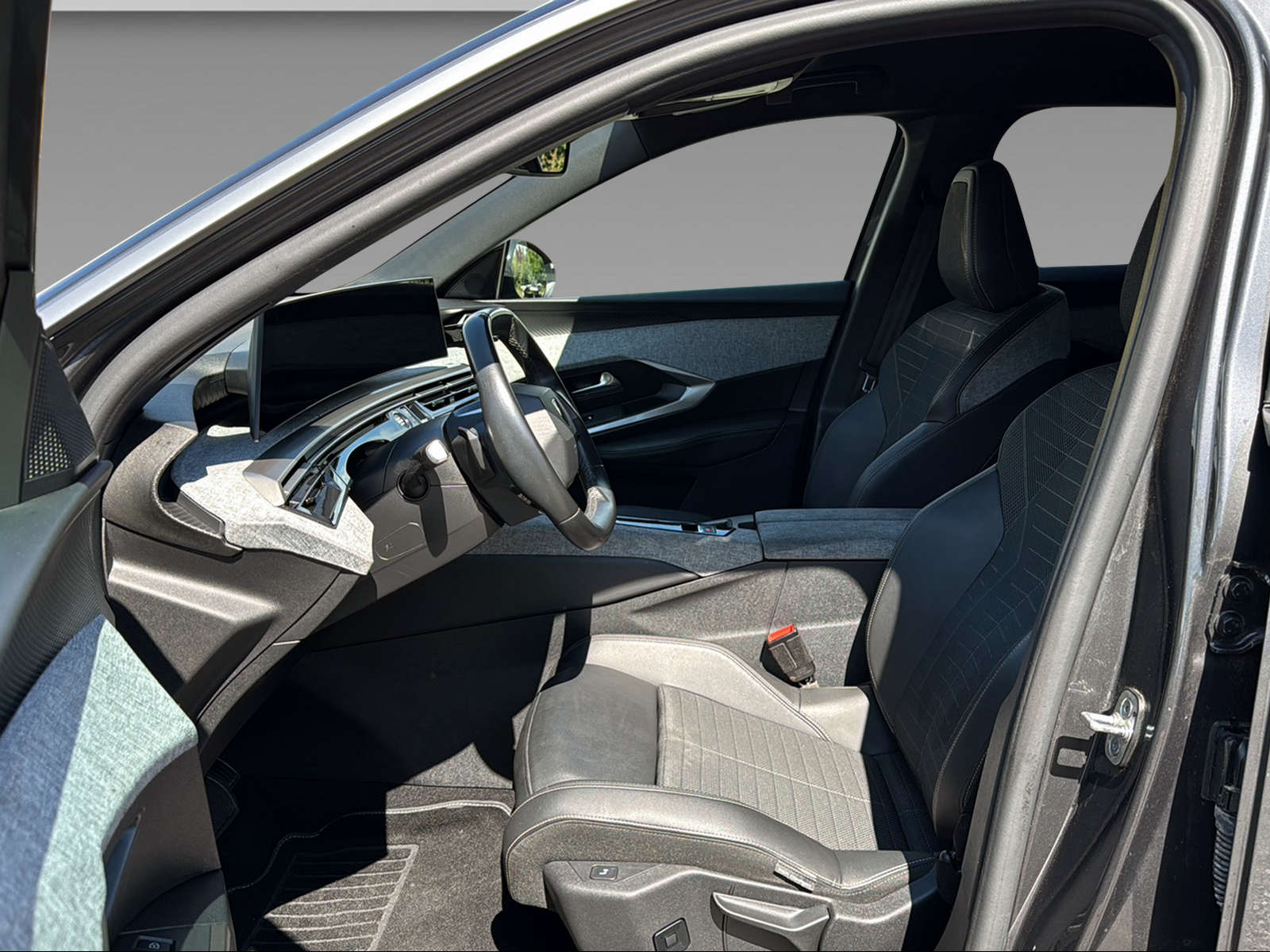 PEUGEOT 3008 1.2 Hybrid Allure-image-14