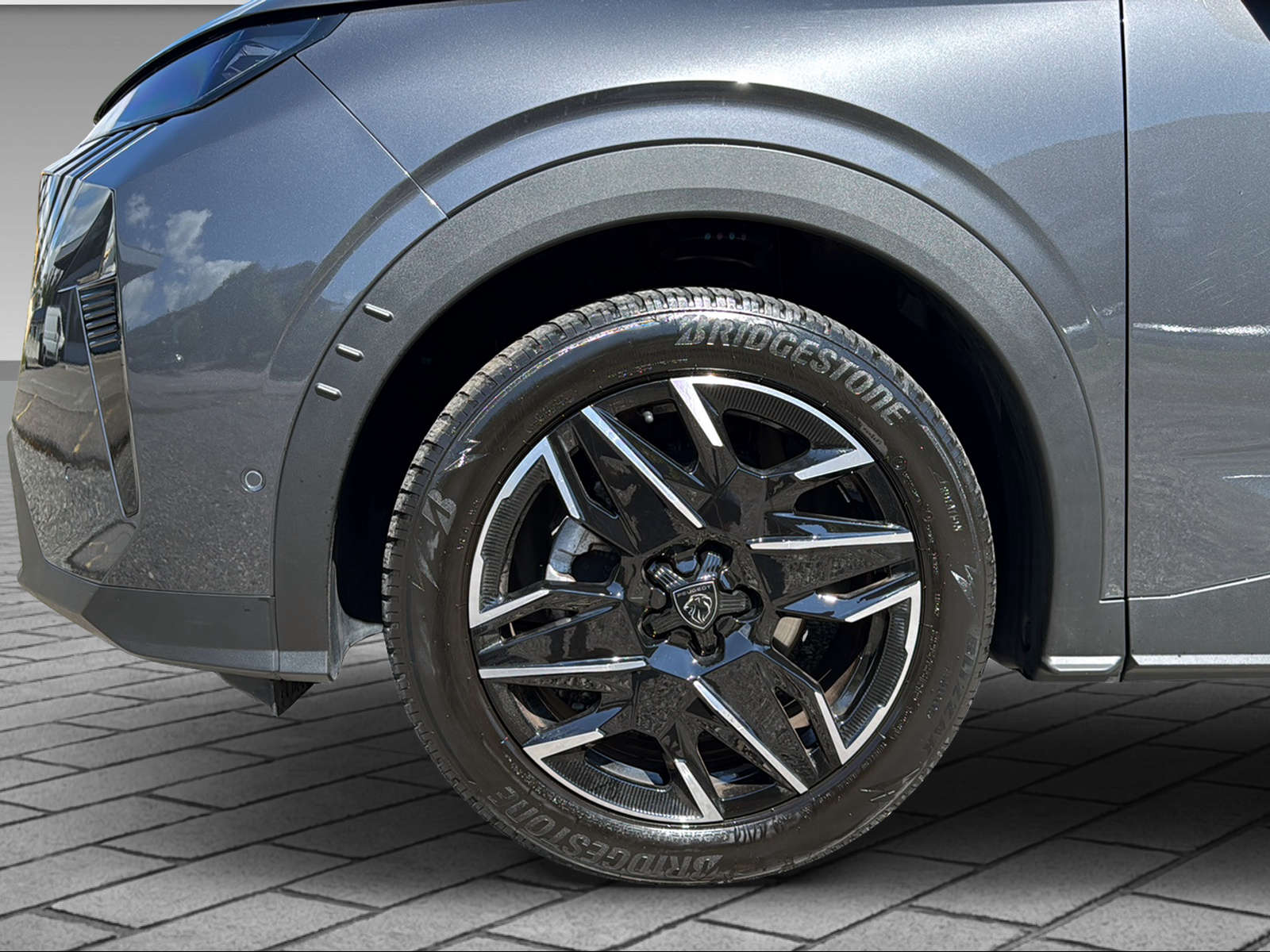 PEUGEOT 3008 1.2 Hybrid Allure-image-3