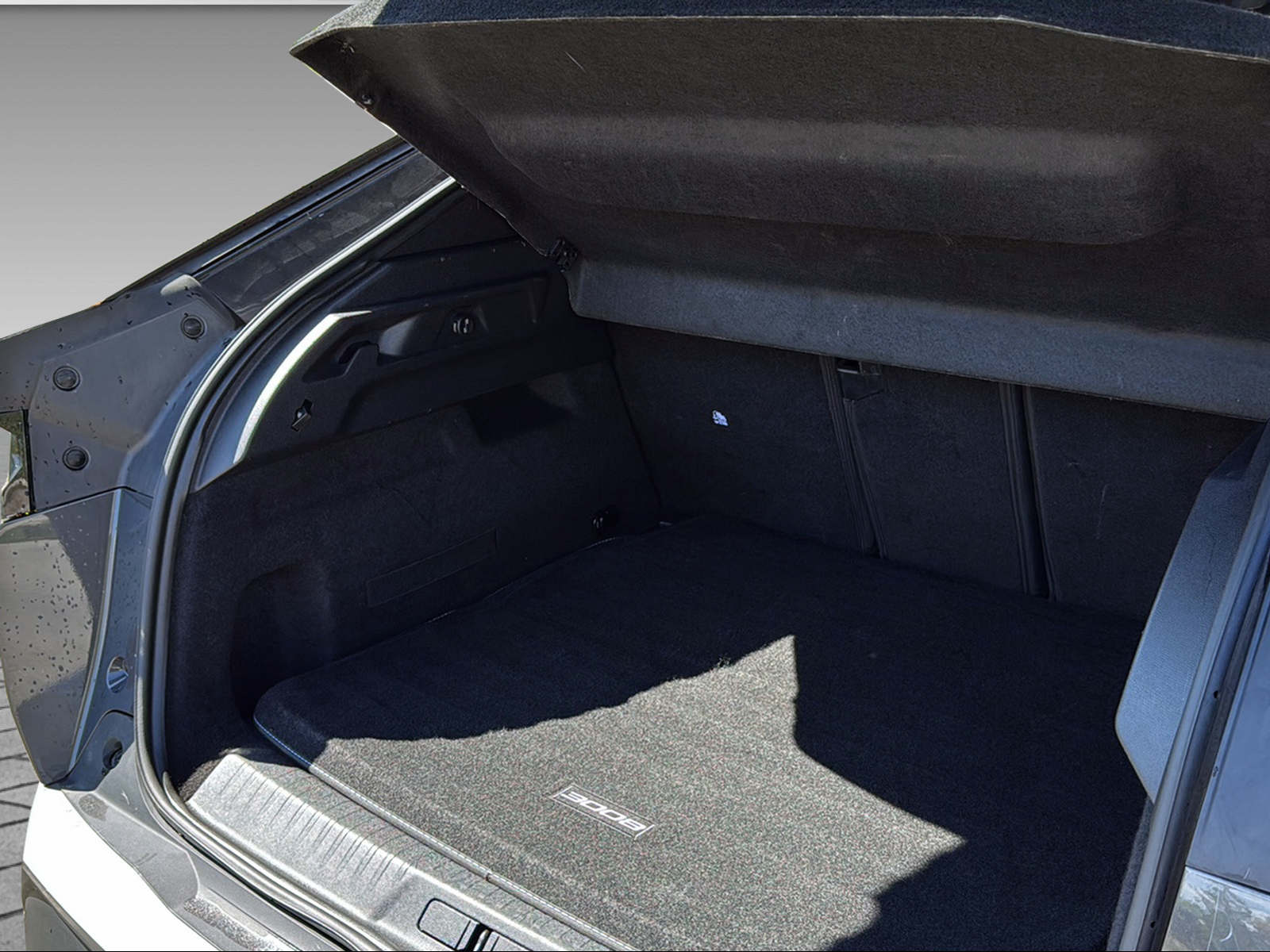 PEUGEOT 3008 1.2 Hybrid Allure-image-22