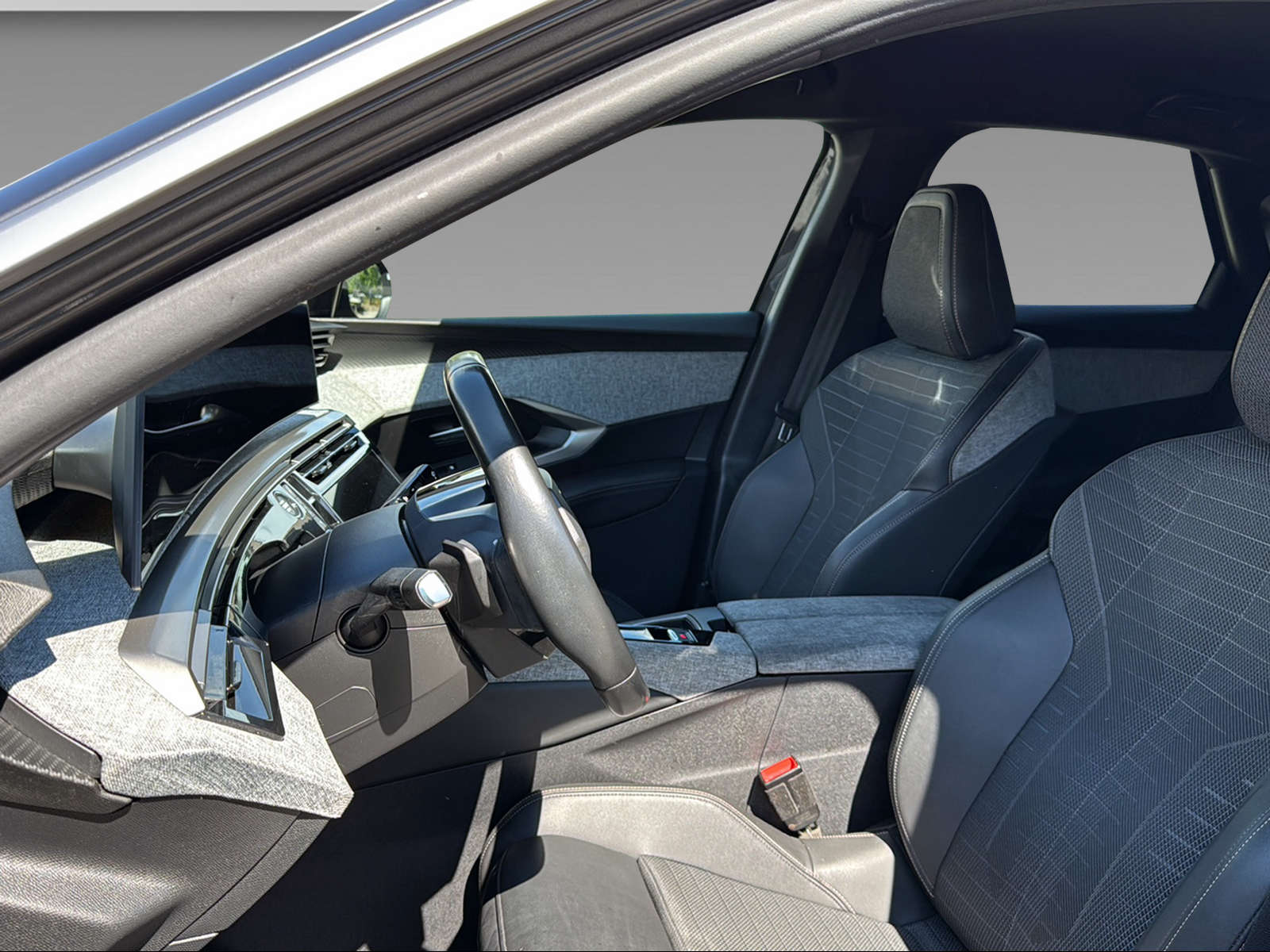 PEUGEOT 3008 1.2 Hybrid Allure-image-13