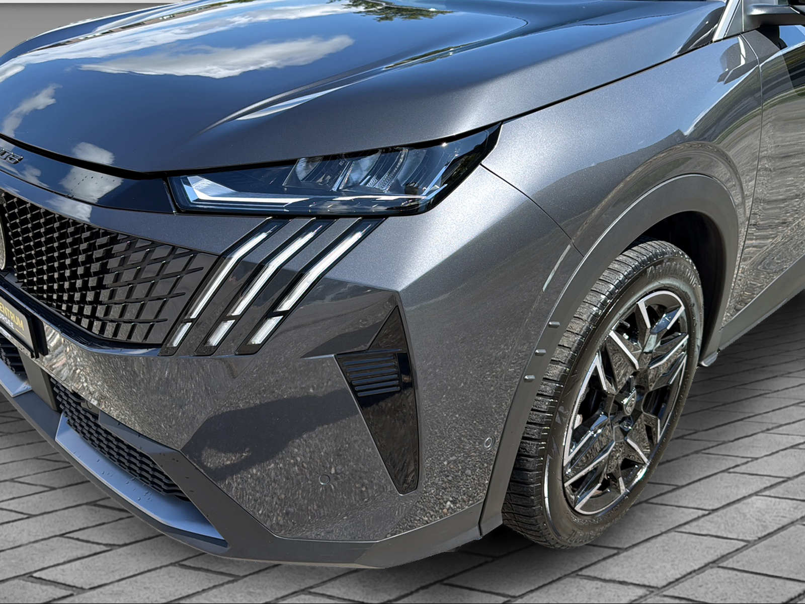PEUGEOT 3008 1.2 Hybrid Allure-image-1