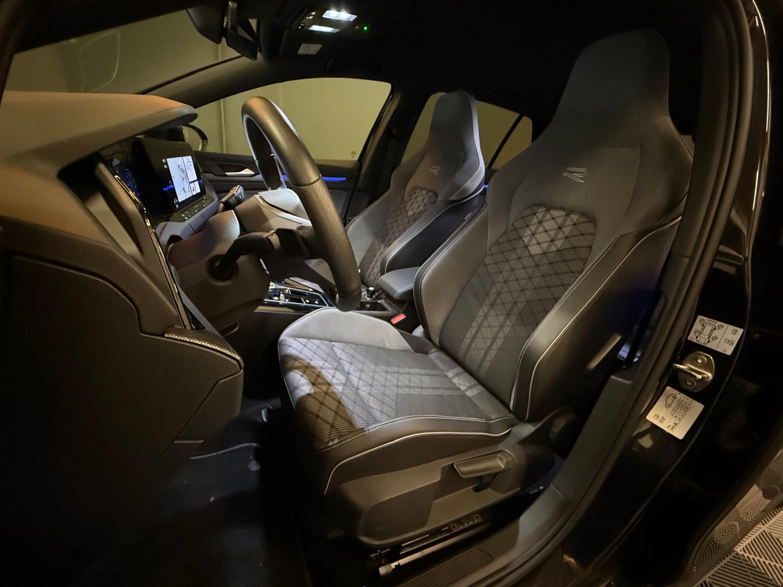 VW Golf 1.5 eTSI mHEV ACT R-Line 75 Edition DSG-image-9